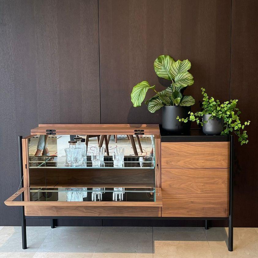 Enfilade avec façade tombante, intérieur miroir réfléchissant et plateau métallique en vente 3