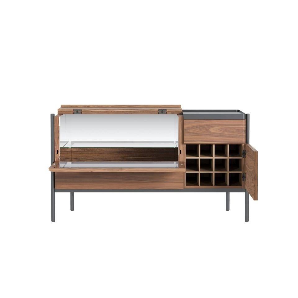 Fait main Enfilade avec façade tombante, intérieur miroir réfléchissant et plateau métallique en vente