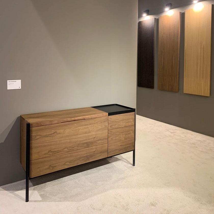 Enfilade avec façade tombante, intérieur miroir réfléchissant et plateau métallique en vente 1