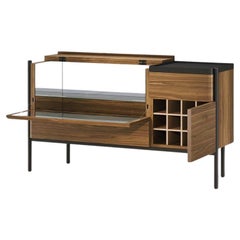 Sideboard mit abklappbarer Front, reflektierendem Innenspiegel und Metallablagefläche