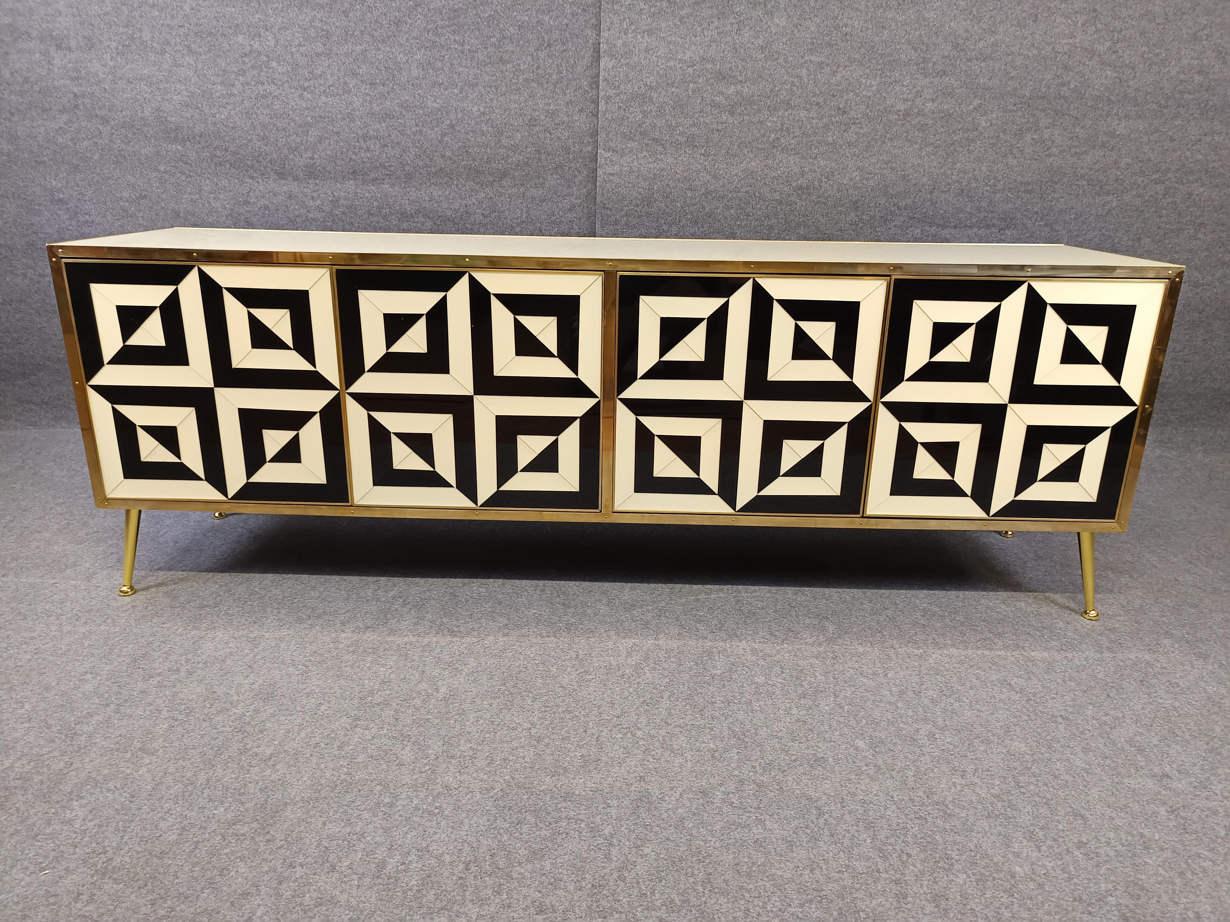 Buffet avec portes en verre Murano blanc et noir optique Made in Italy Disponible

Ce buffet moderne, produit en 2024, présente des portes en verre de Murano noir et blanc optiques et saisissantes, fabriquées à la main en Italie. 

Le design