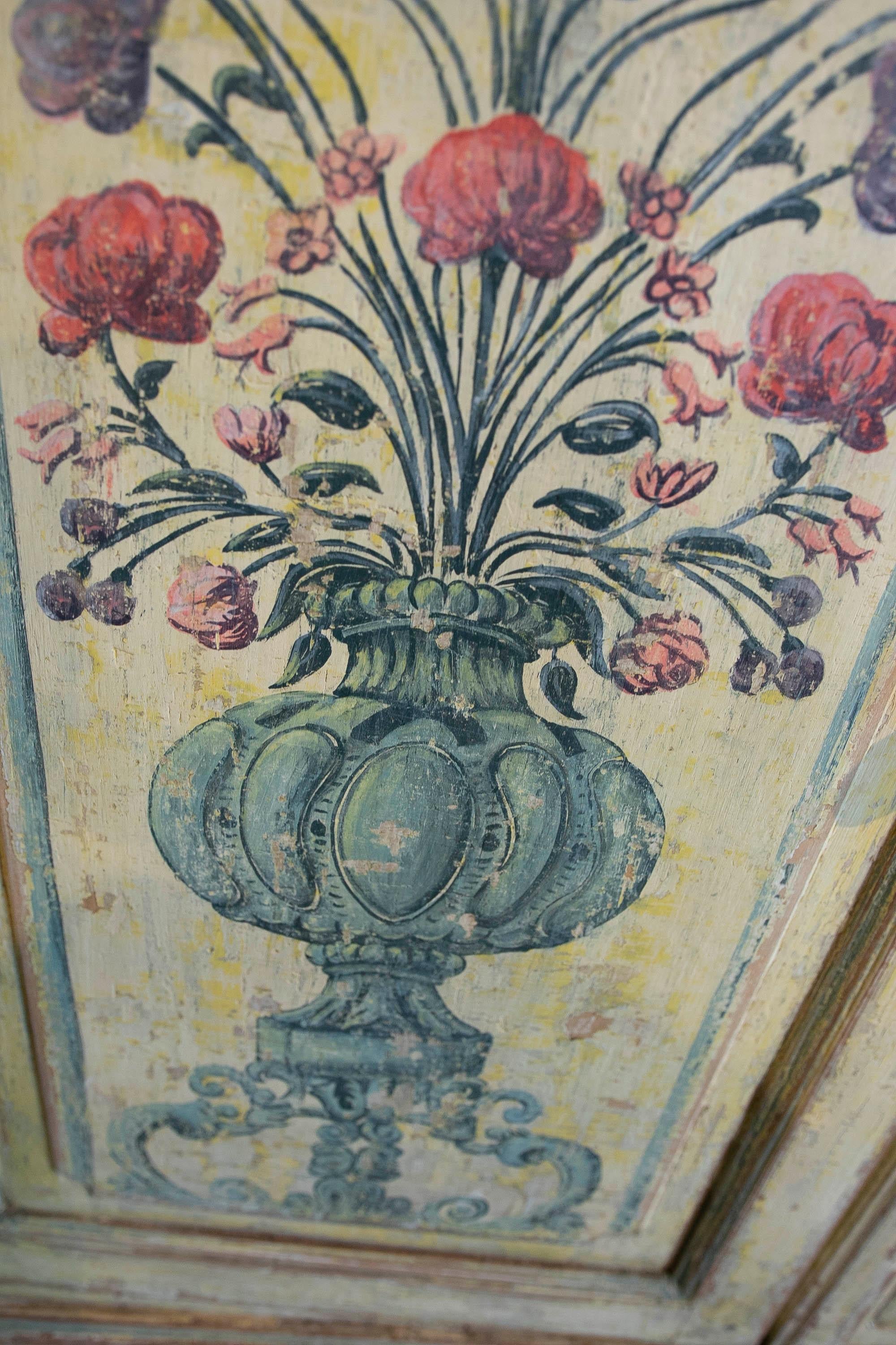 Sideboard mit polychromen Türen, dekoriert mit Vasen mit Blumen  im Angebot 2