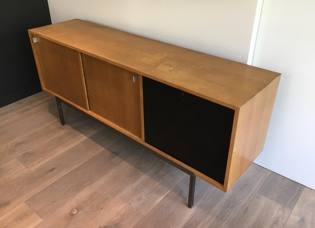 Sideboard mit zwei Schiebetüren, einer Bar und einem Metallsockel, um 1950 (Mitte des 20. Jahrhunderts) im Angebot