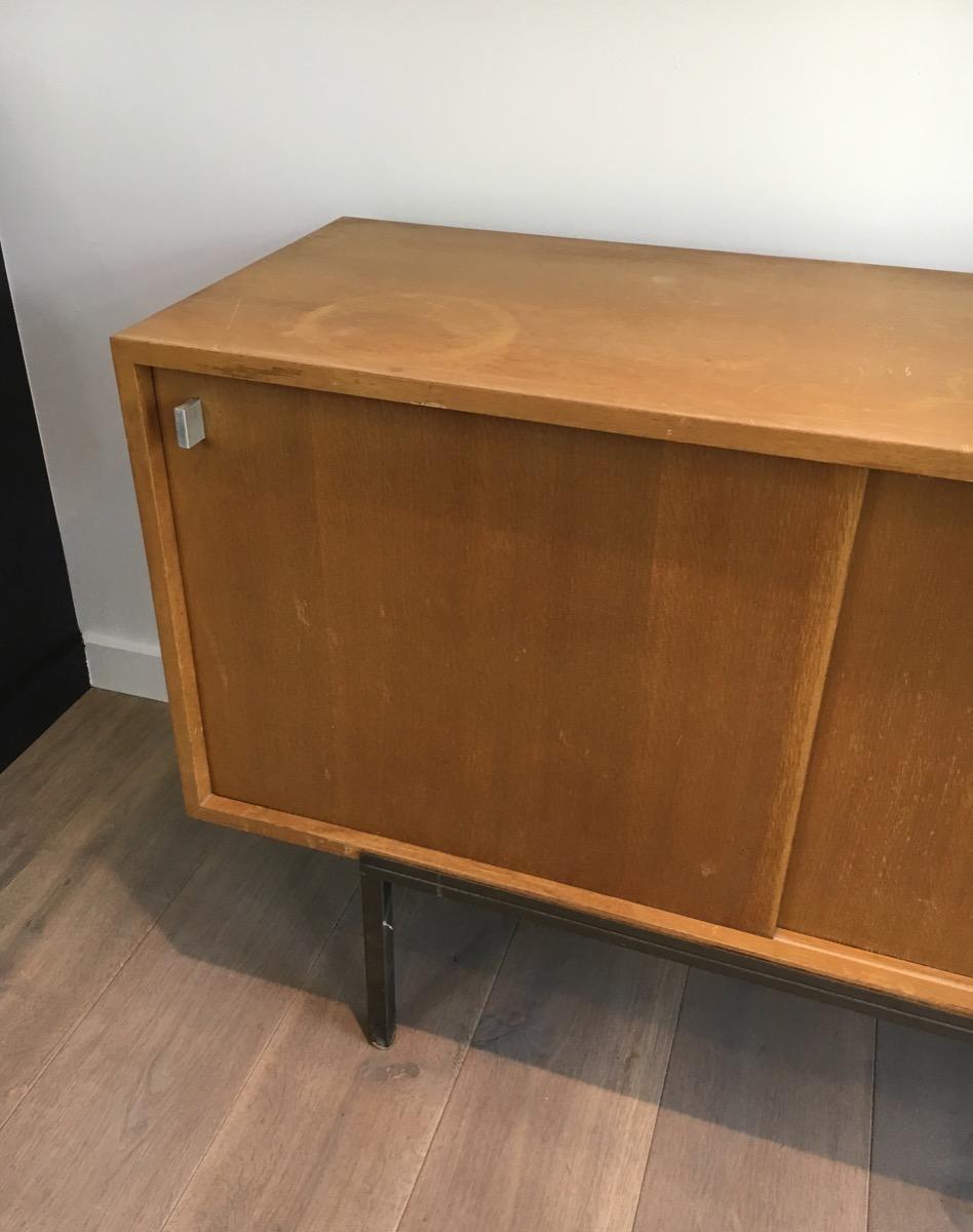 Sideboard mit zwei Schiebetüren, einer Bar und einem Metallsockel, um 1950 (Stahl) im Angebot