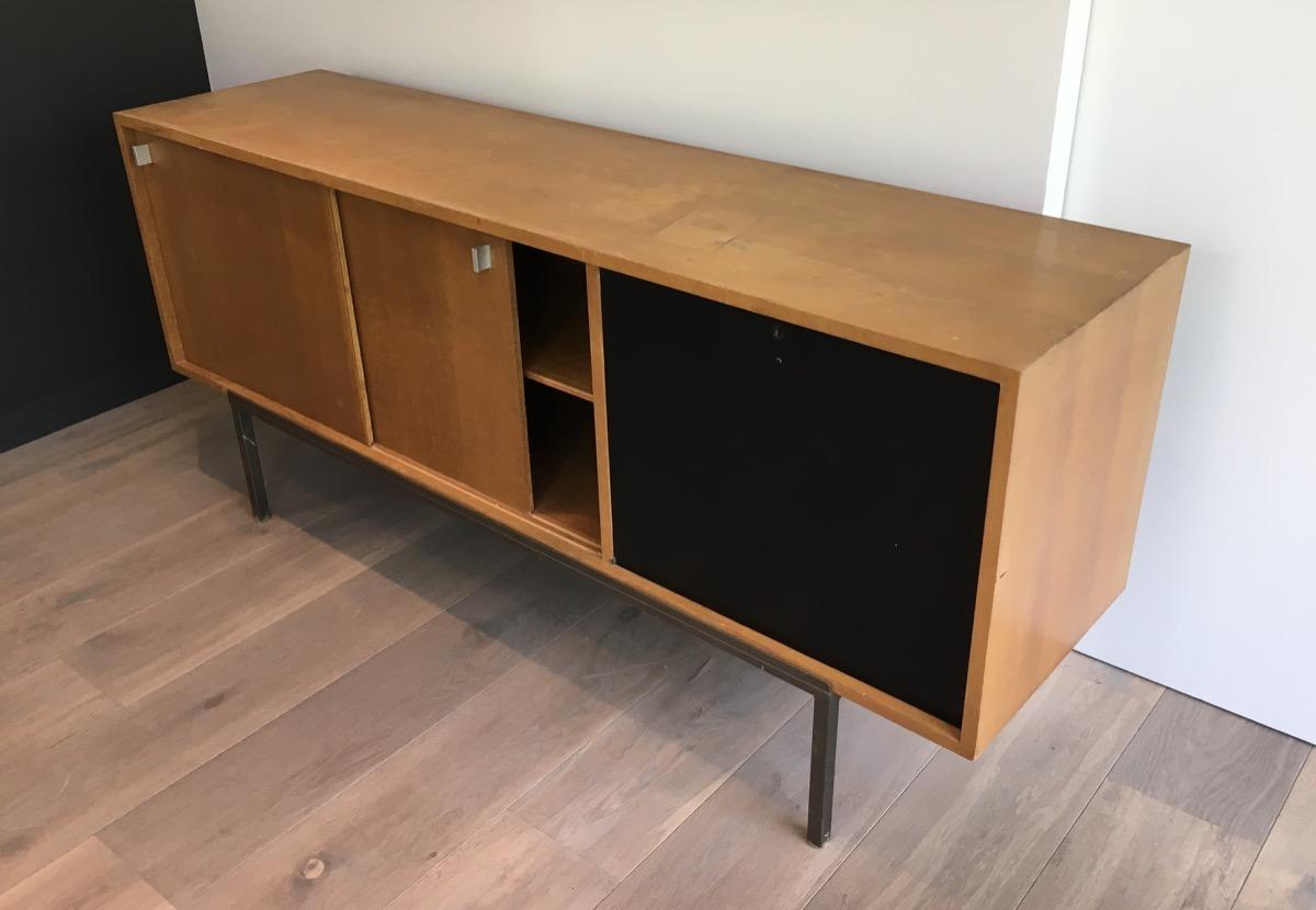 Credenza con due ante scorrevoli, una barra e una base in metallo, 1950 circa in vendita 2
