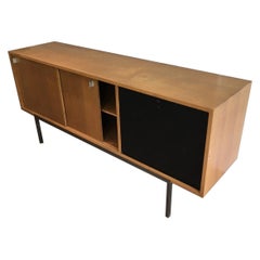 Credenza con due ante scorrevoli, una barra e una base in metallo, 1950 circa
