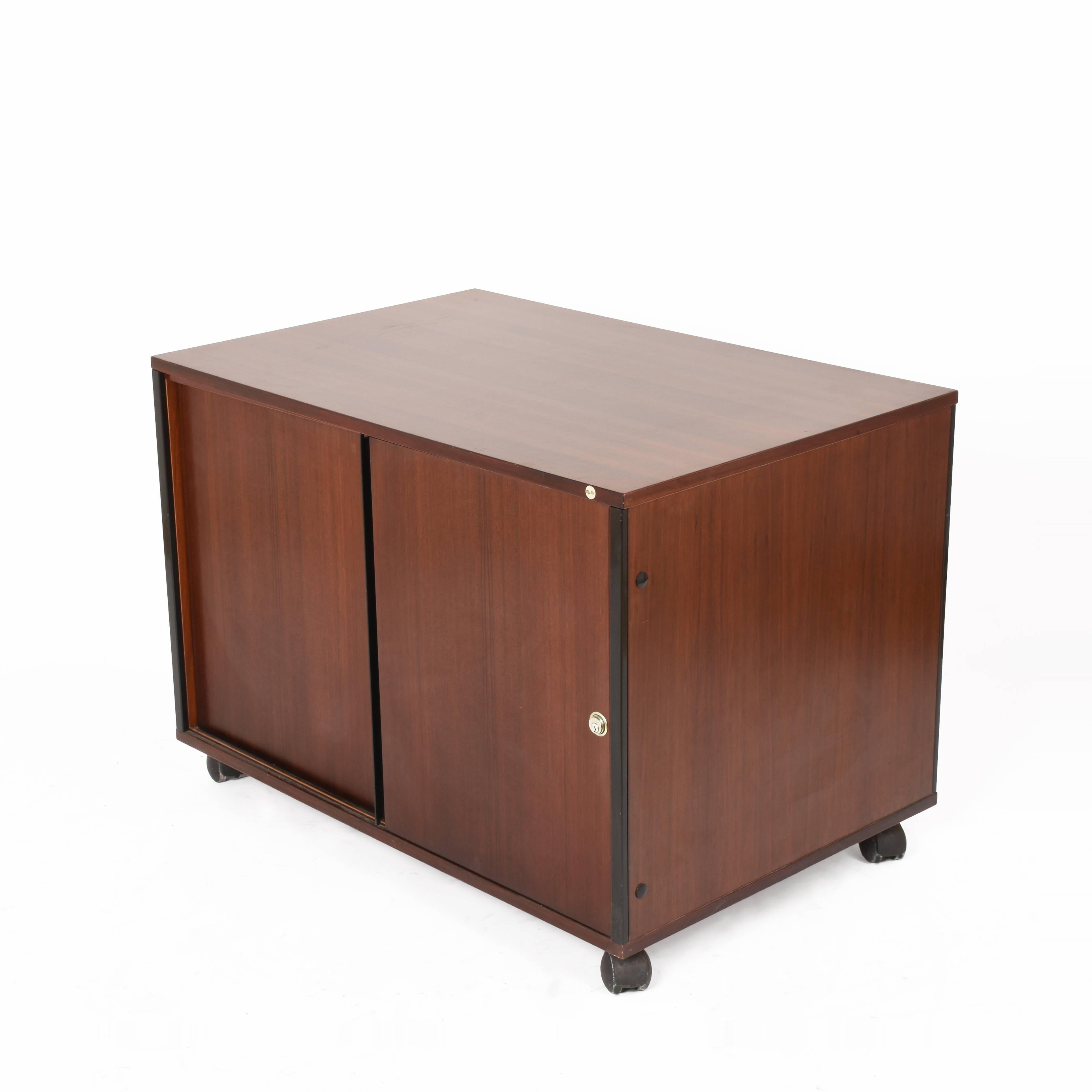 Sideboard mit Rädern, Anrichte di Ico Parisi mit Schiebetür für MIM Roma, Italien (Italienisch) im Angebot