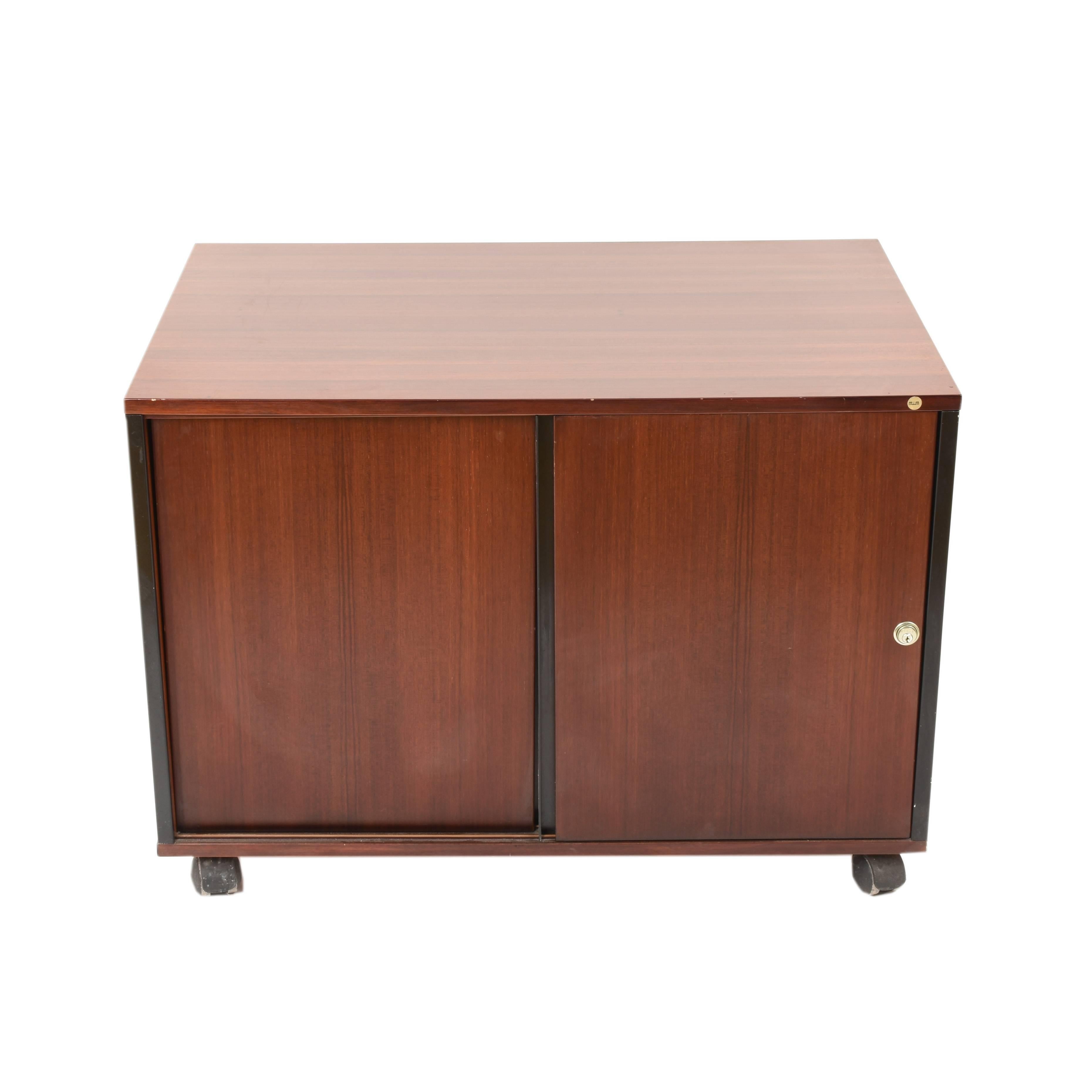 Mid-Century Modern Sideboard with Wheels, Sliding Door Credenza di Ico Parisi for MIM Roma, Italy For Sale