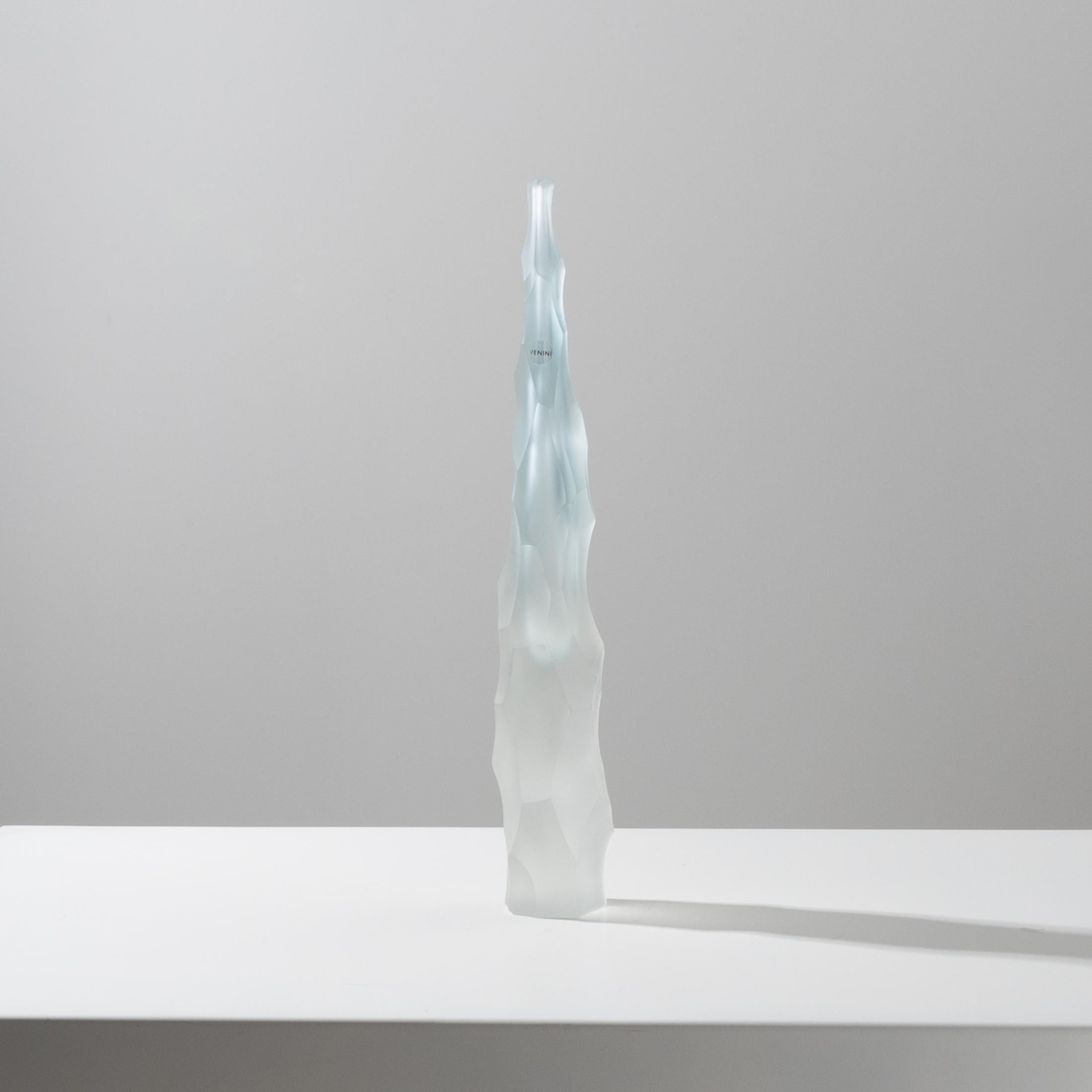 Sculpture in translucent glass whose interior has a 