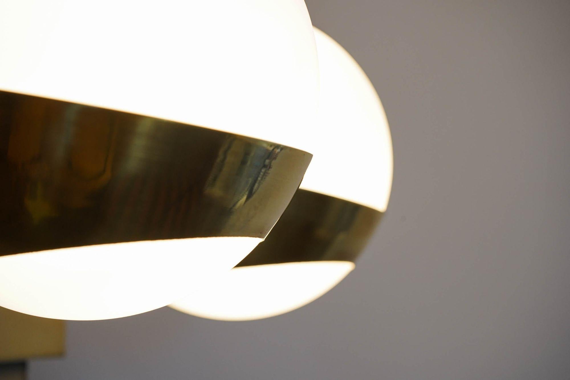 Appliques Siderale à deux abat-jour en laiton et verre Lattimo, Silvio Piattelli Design en vente 6