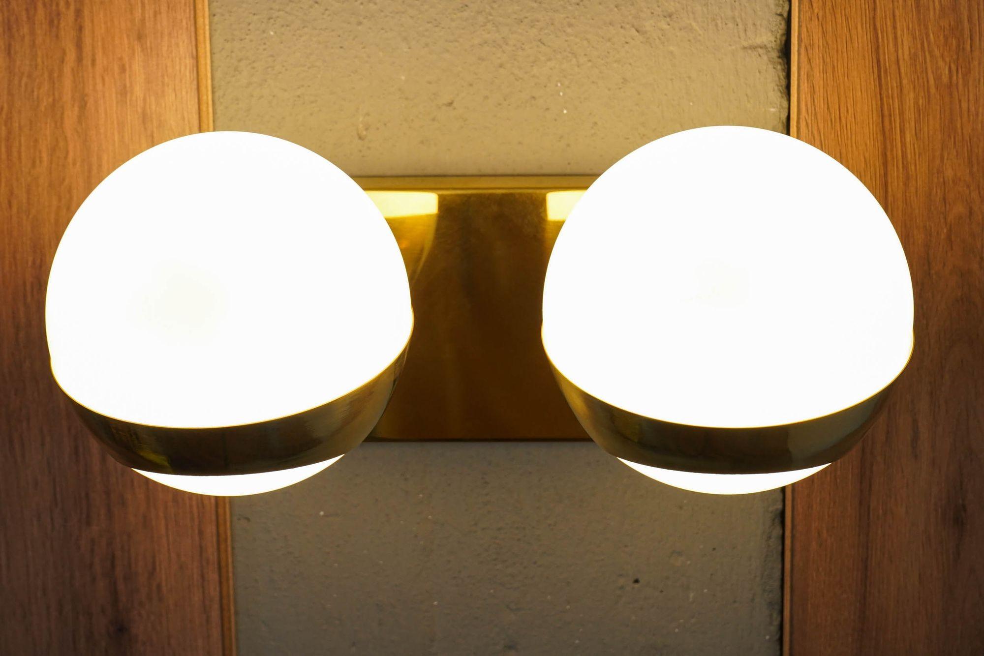 Appliques Siderale à deux abat-jour en laiton et verre Lattimo, Silvio Piattelli Design en vente 8