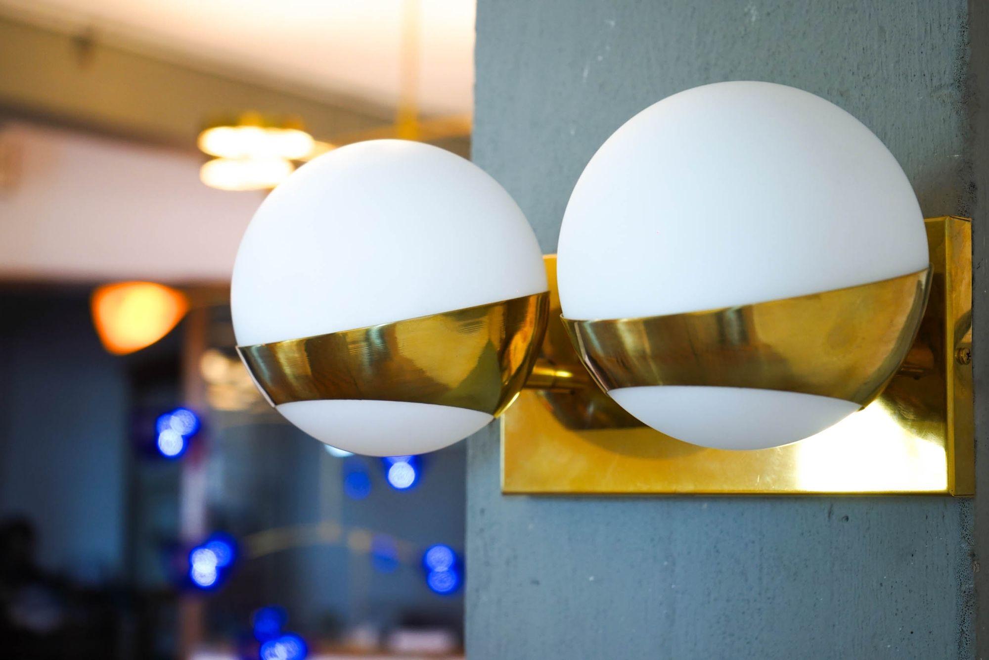 Appliques Siderale à deux abat-jour en laiton et verre Lattimo, Silvio Piattelli Design en vente 13
