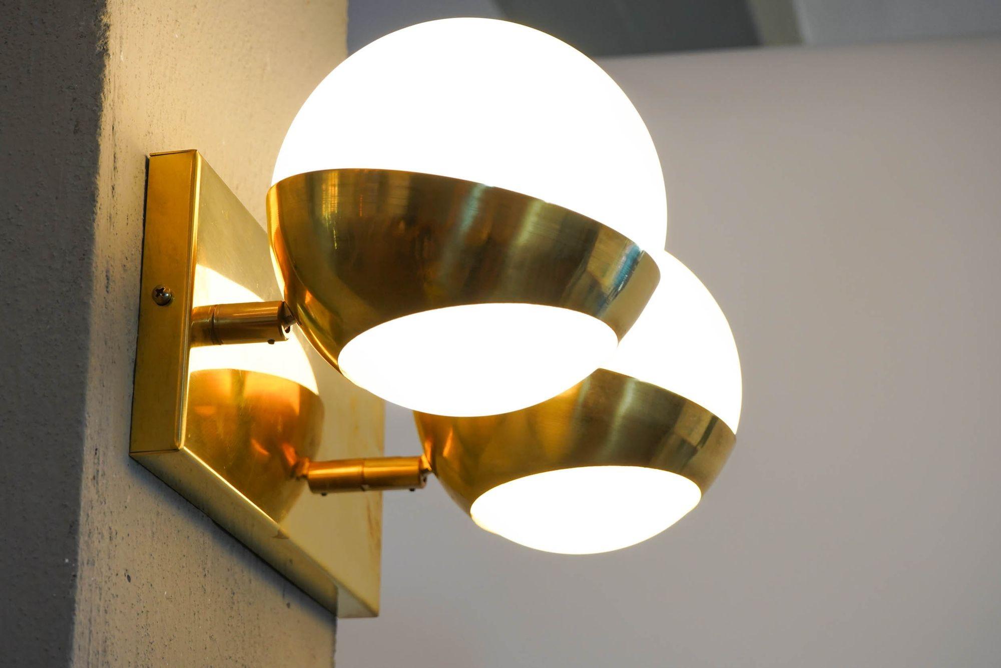 Mid-Century Modern Appliques Siderale à deux abat-jour en laiton et verre Lattimo, Silvio Piattelli Design en vente