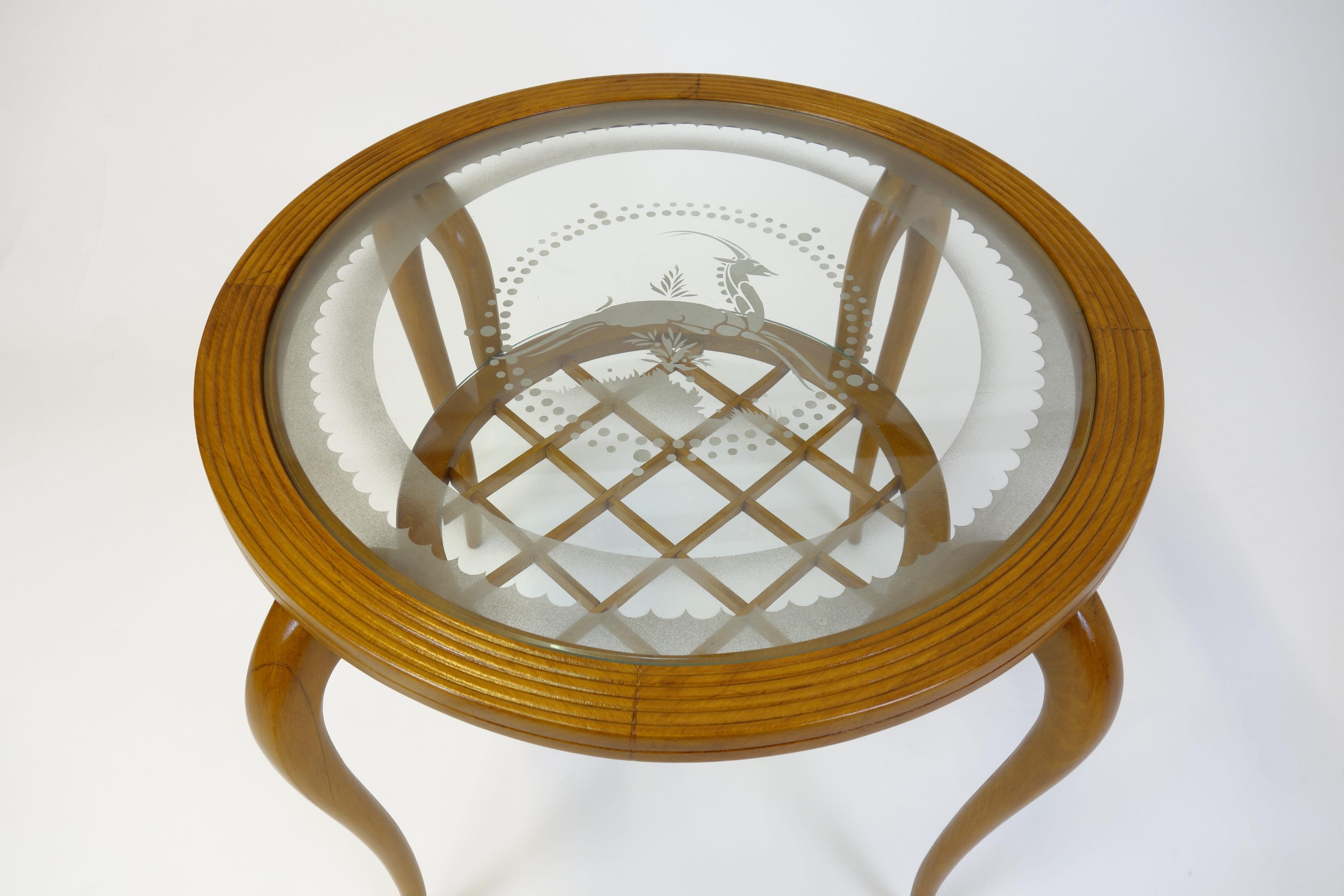Intagliato Tavolino alla maniera di Gio Ponti in legno intagliato con motivo in vetro inciso Italia anni '40 in vendita