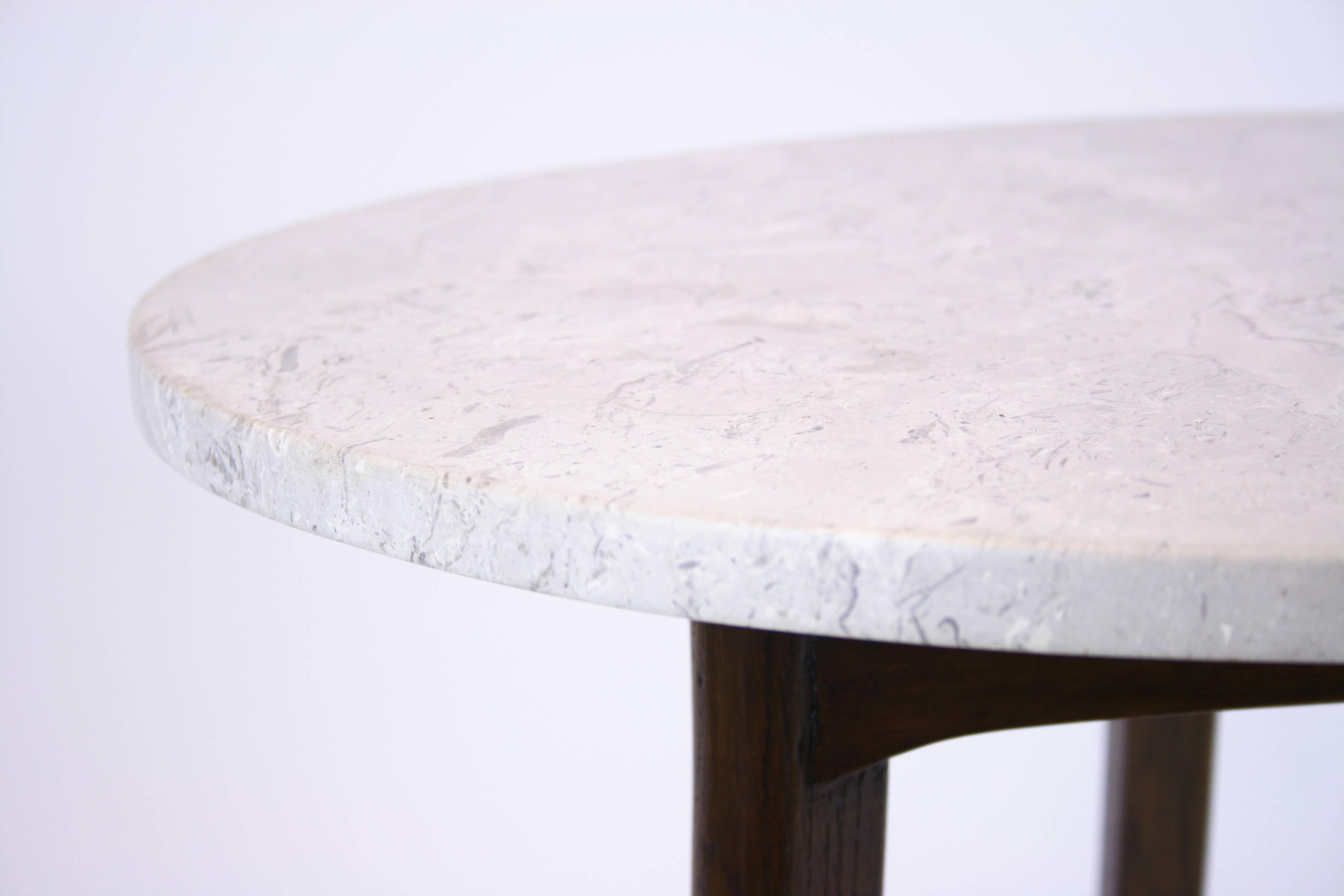 Seltener, Josef Frank zugeschriebener Beistelltisch mit runder Steintischplatte. Der Grundrahmen ist aus massiver Eiche gefertigt. Dank der hochwertigen Verarbeitung kann der Blick auch von unten genossen werden. Ein echtes Schwergewicht in Sachen