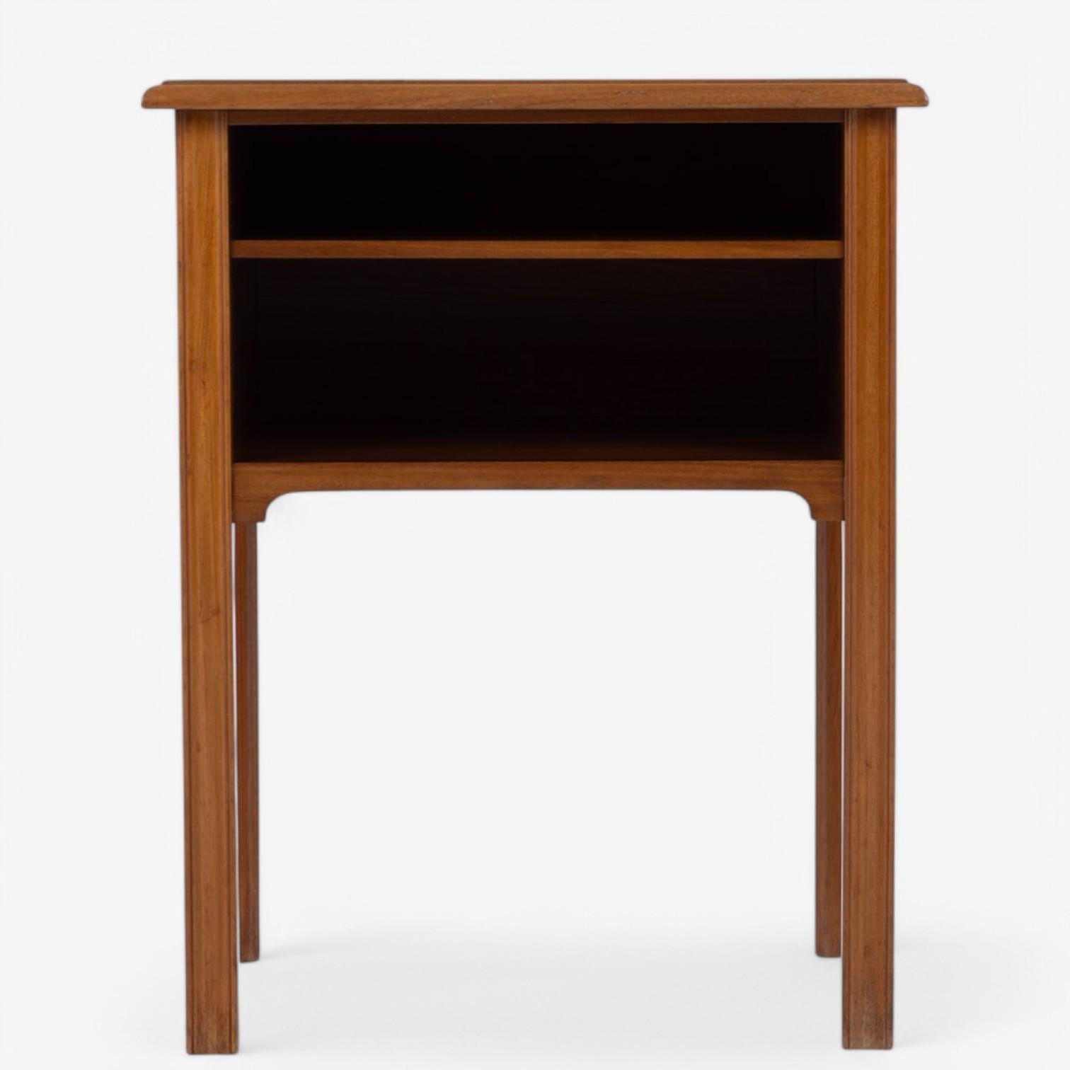 Table d'appoint en acajou laqué avec étagère sous-jacente. Marque de fabrique de Rud Rasmussen Snedkerier. Conçu par Kaare Klint.