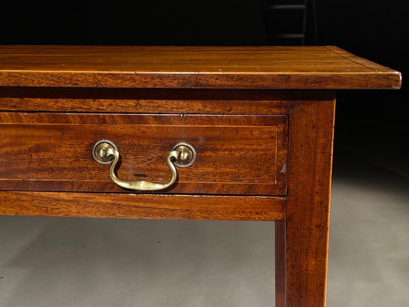 Beistelltisch Mahagoni Streifenförmige Kreuzbandschachtel Vernacular 18Century Flammenfigur (Tischlerei) im Angebot