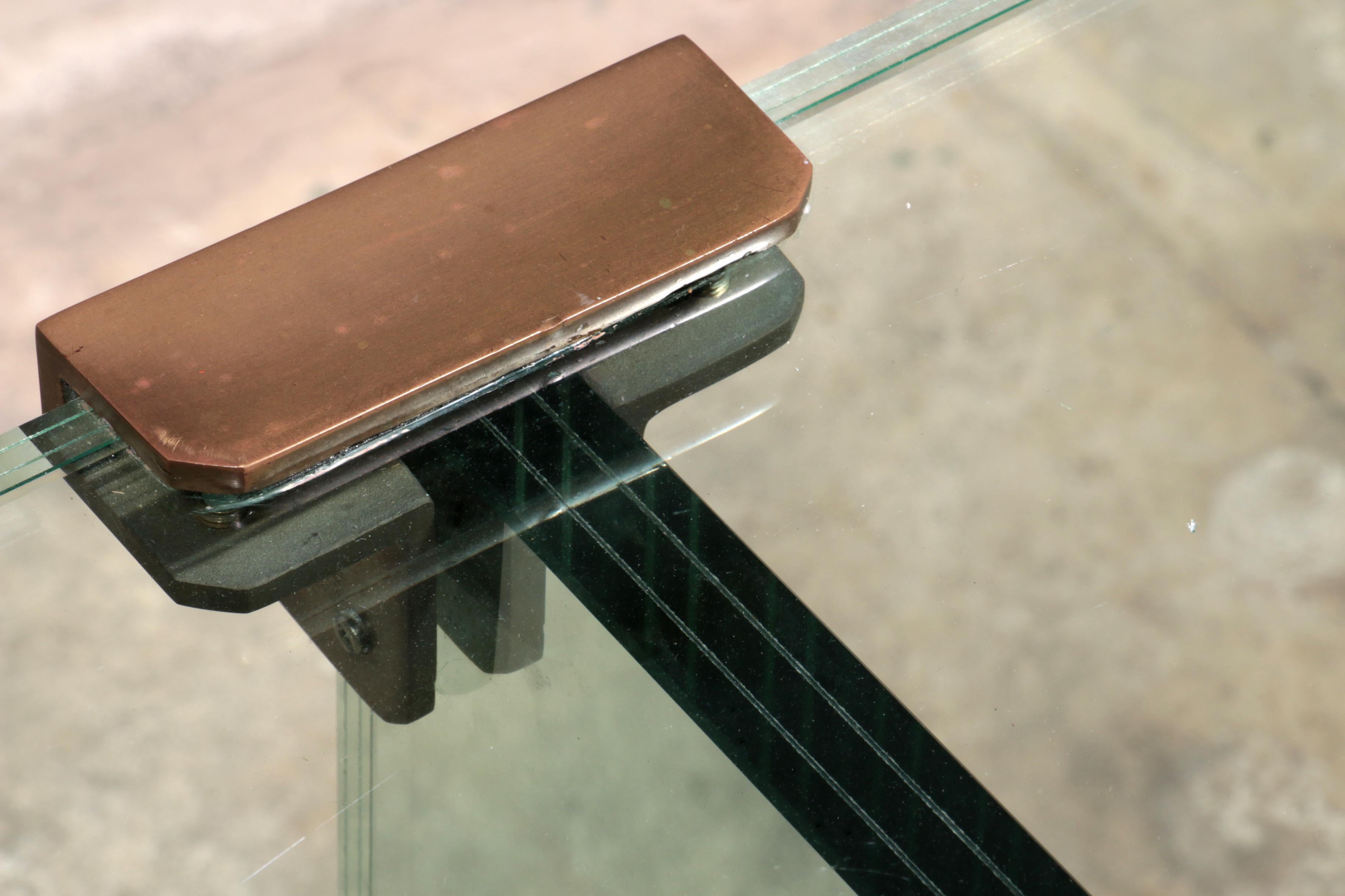 Table d'appoint modèle T30 de Peter Ghyczy - Design des années 1970 en vente 3