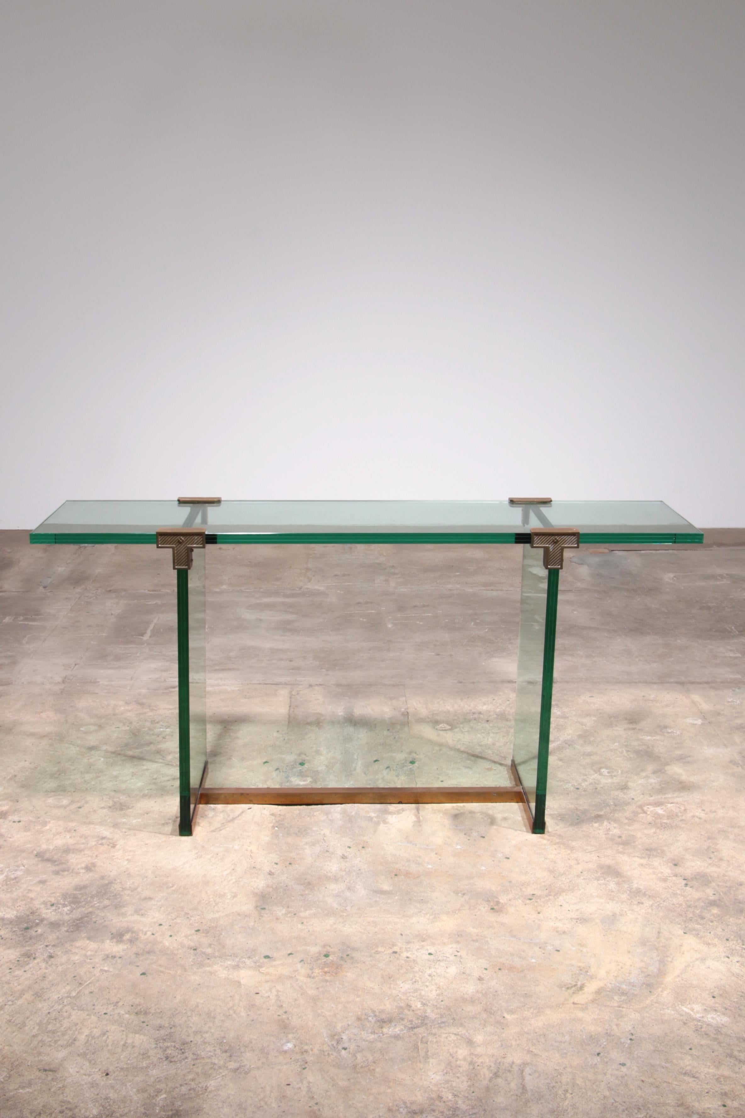 

Découvrez l'élégance intemporelle avec le modèle T30 de Sid/One, une création étonnante du célèbre designer Peter GhycCZY. Cette pièce exquise des années 1970 est plus qu'une simple table, c'est une déclaration de classe et de sophistication pour