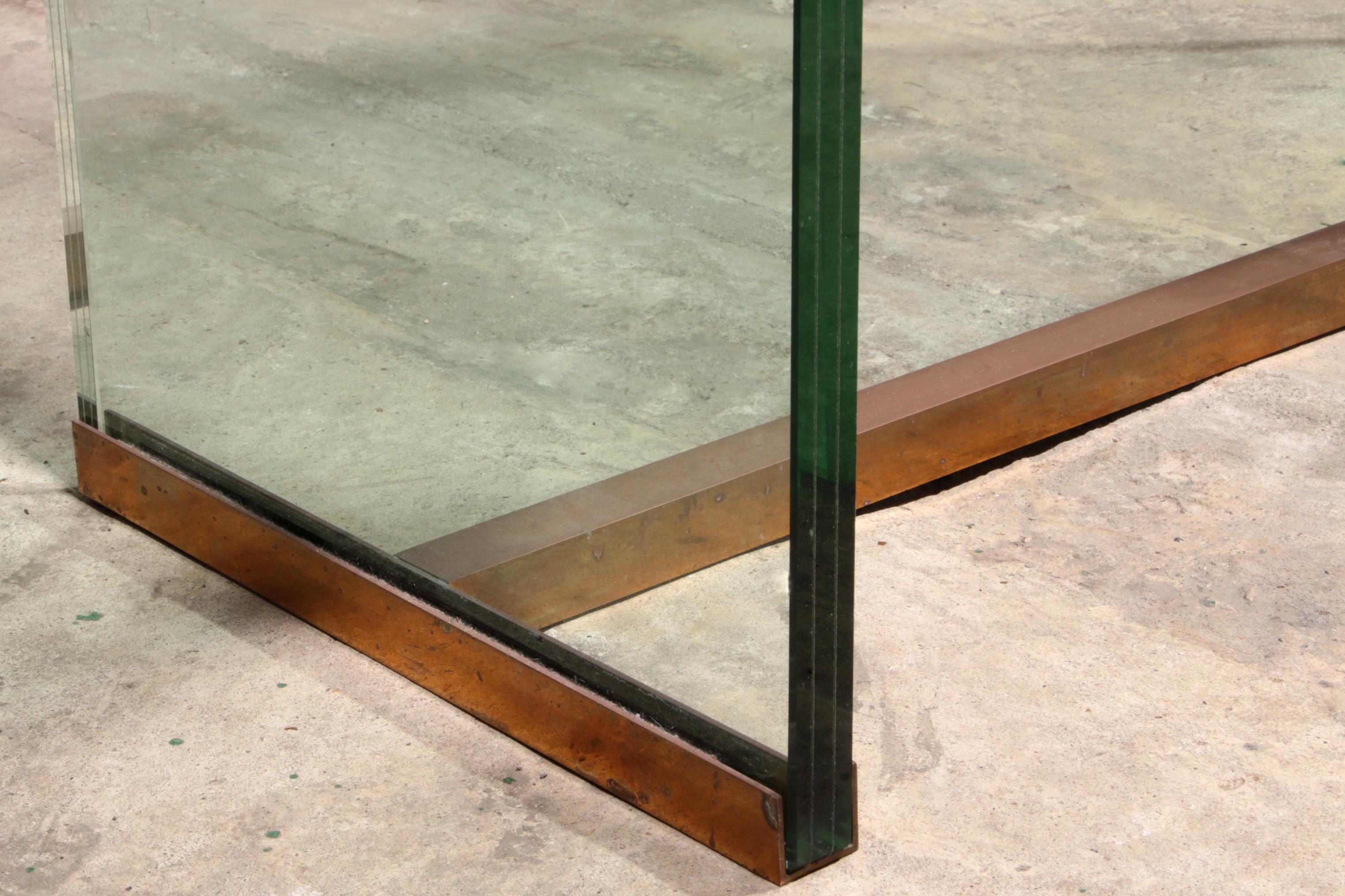 Laiton Table d'appoint modèle T30 de Peter Ghyczy - Design des années 1970 en vente