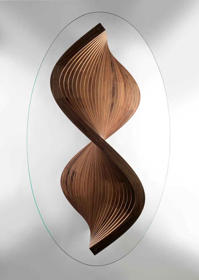 Zeitgenössischer skulpturaler Couchtisch „Beistellwinder I“ aus Nussbaumholz von David Tragen (Holzarbeit) im Angebot