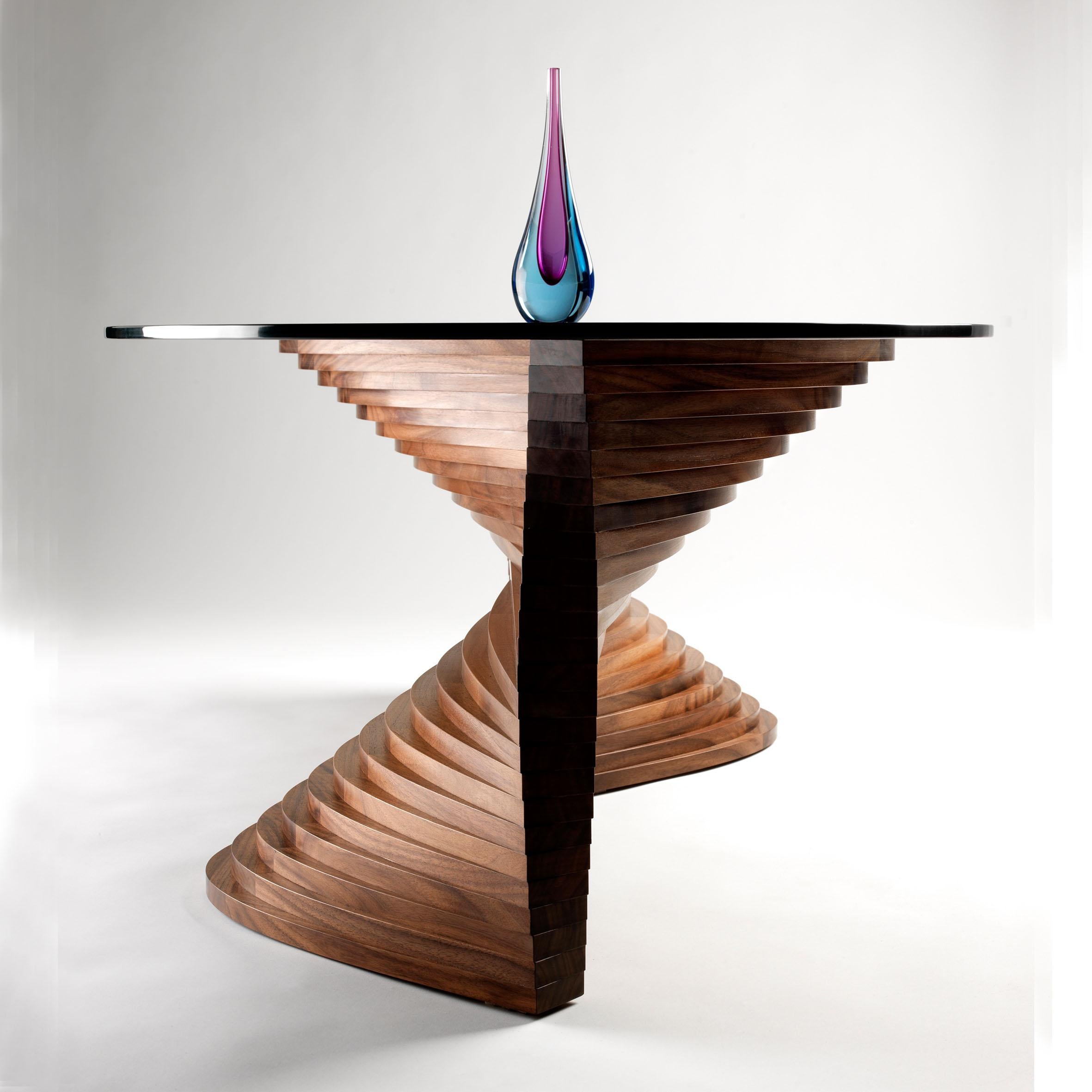Zeitgenössischer skulpturaler Couchtisch „Beistellwinder I“ aus Nussbaumholz von David Tragen im Zustand „Neu“ im Angebot in Manchester, GB