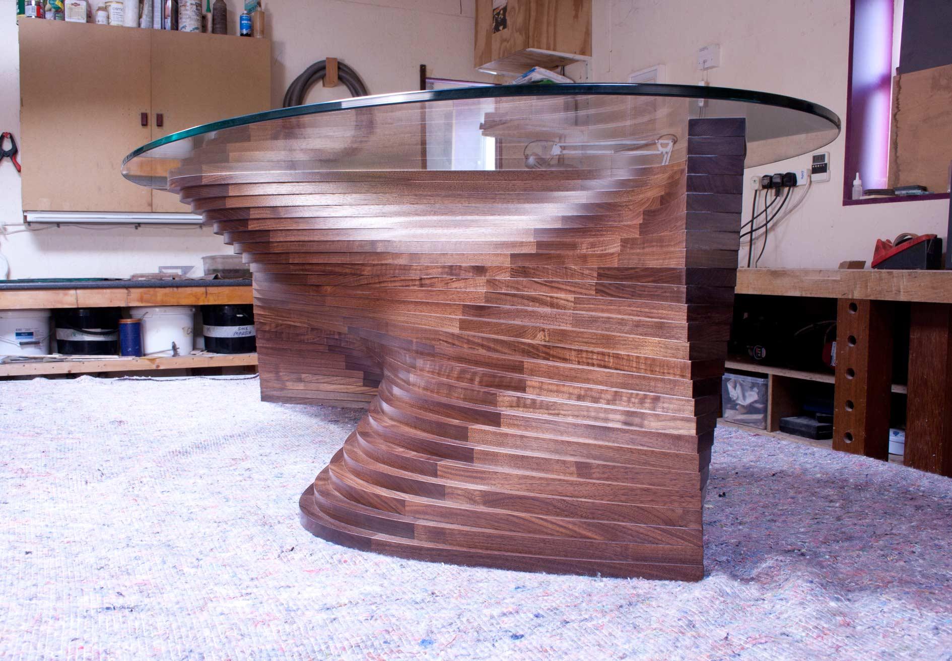 Noyer Table basse sculpturale contemporaine en bois de noyer Sidewinder I de David Tragen en vente