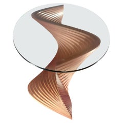 Tavolino scultoreo contemporaneo Sidewinder II di David Tragen in legno di ciliegio