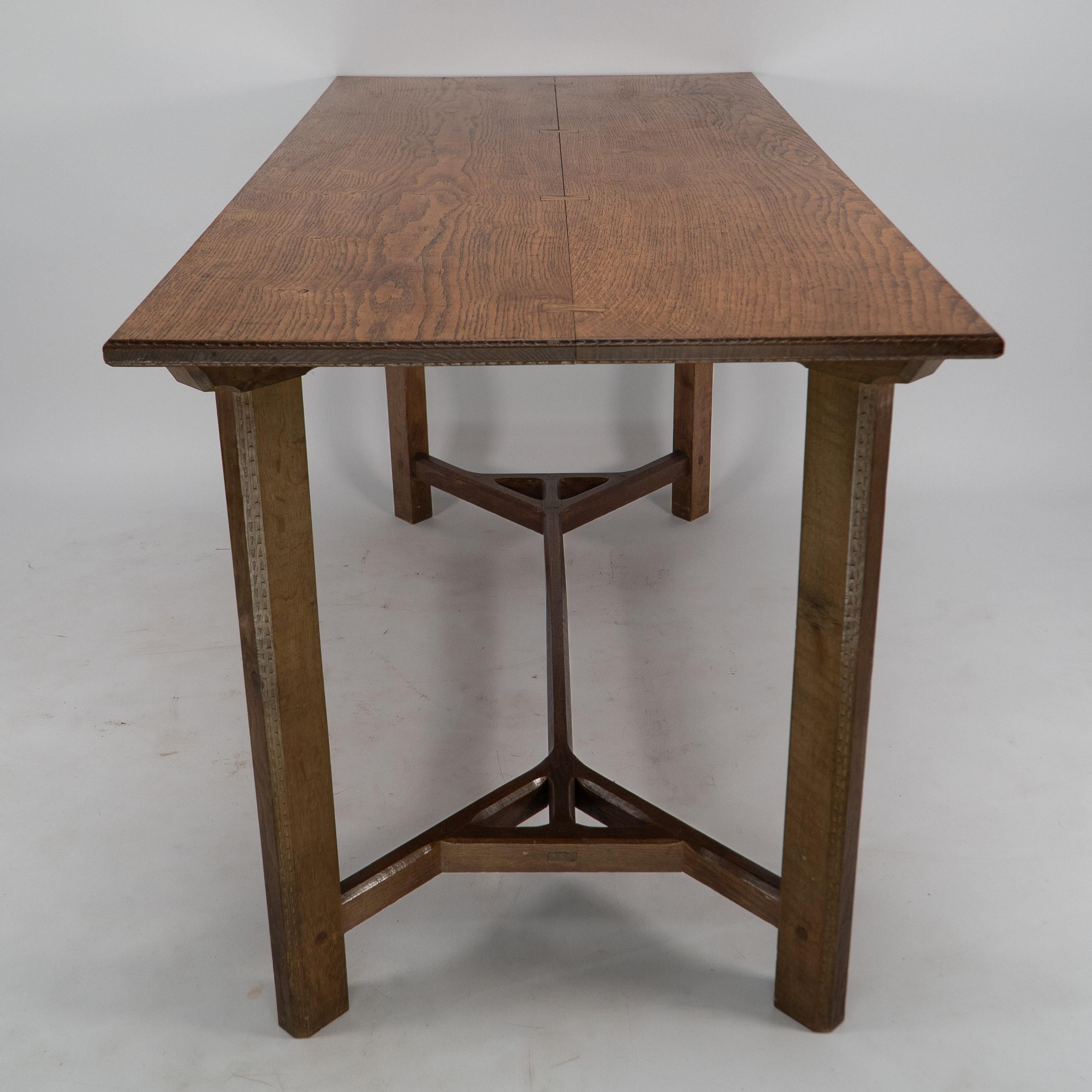 Arts and Crafts Sidney Barnsley (atribuée). Rare table de salle à manger en chêne hayrake de l'école de Cotswold en vente