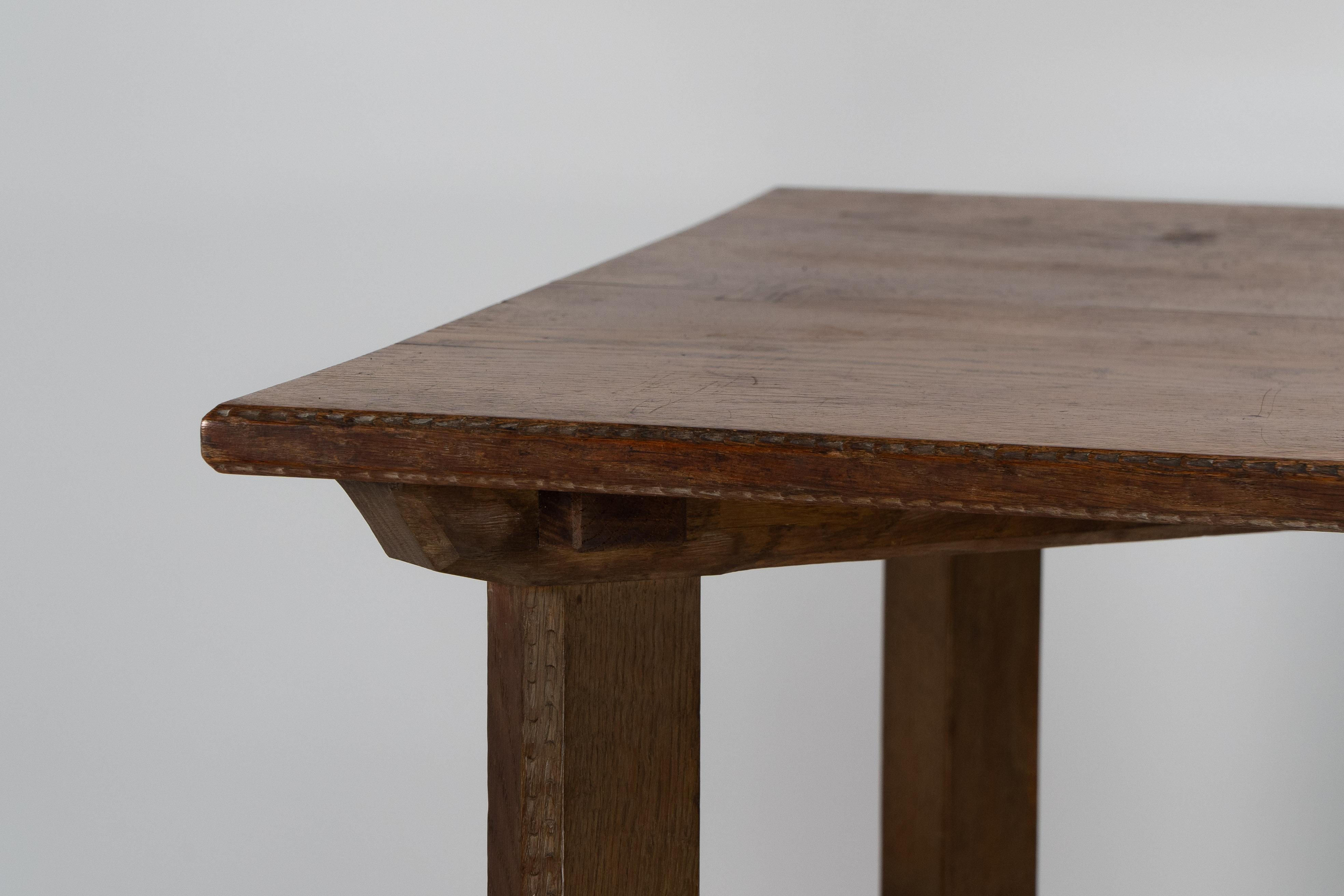 Chêne Sidney Barnsley (atribuée). Rare table de salle à manger en chêne hayrake de l'école de Cotswold en vente