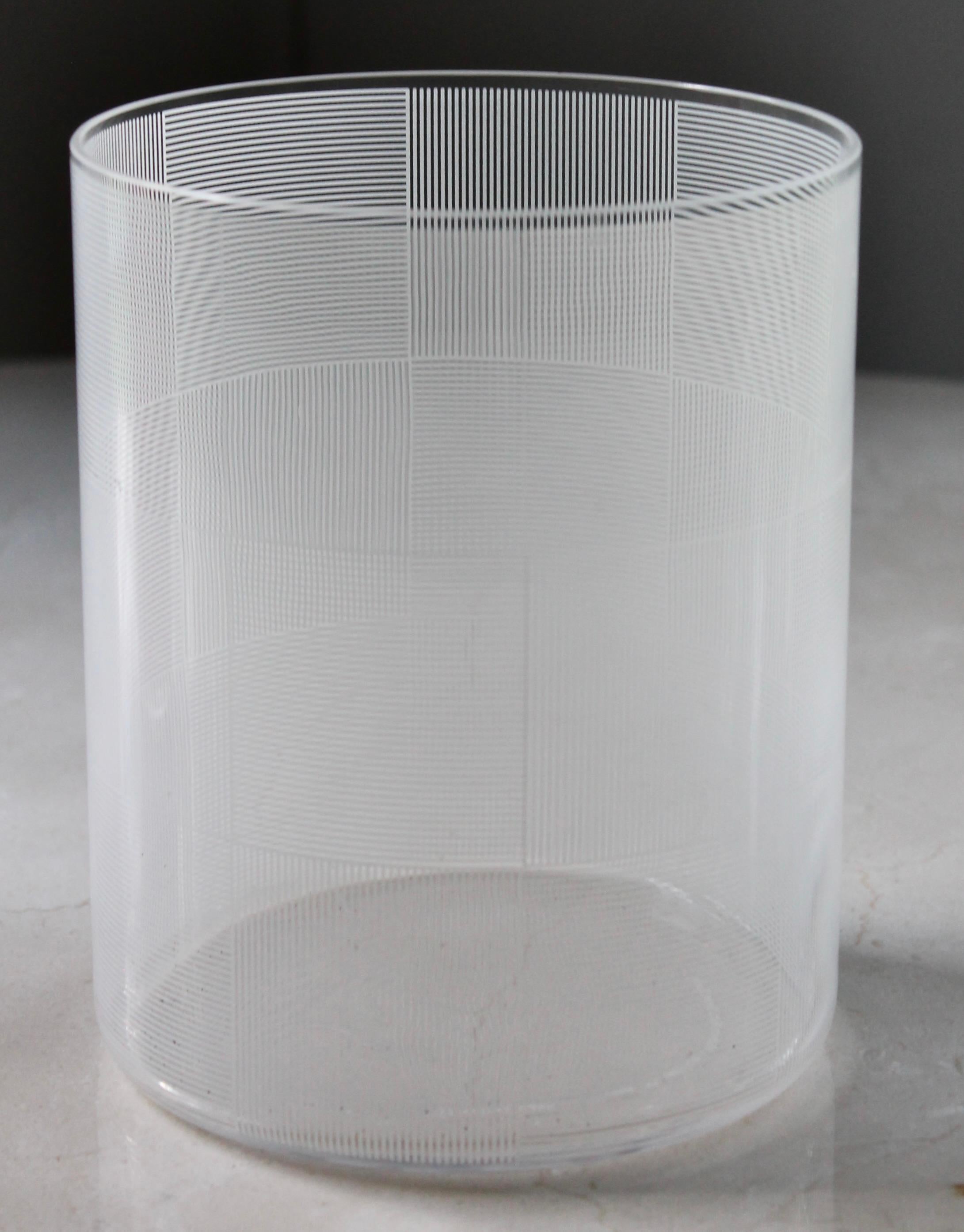 Conçu par Sydney Cash,  lignes imprimées très fines sur verre très fin. deux vases optiques publiés en 2000 par The Museum of Modern Art NY, MOMA.
Sidney Cash est un important artiste contemporain travaillant le verre, et il est représenté par la