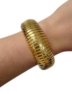 Sidney Garber, Bracelet manchette en or jaune 18K avec dôme en tubogas