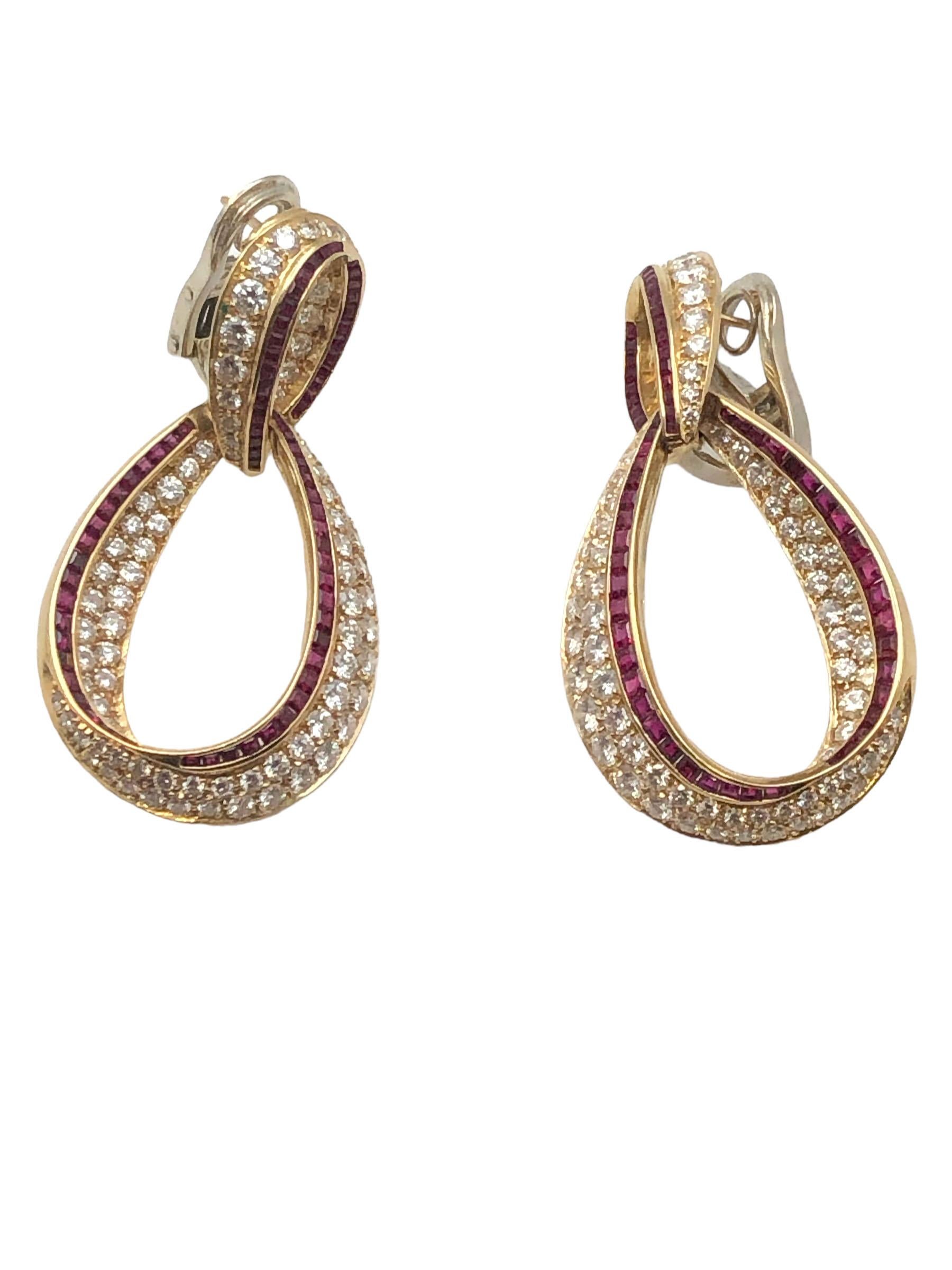 Taille ronde Sidney Garber - Boucles d'oreilles pendantes en or jaune, diamants et rubis à large ouverture intérieure en vente