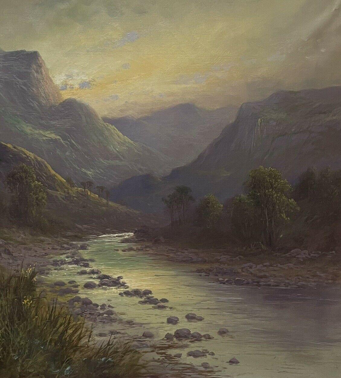 Artiste/École : Sidney Yates Johnson, britannique, vers 1900. 

Titre : La fin du jour, beau paysage des Highlands écossais de la fin de l'époque victorienne au coucher du soleil, avec des moutons le long d'un chemin de la vallée d'une rivière.
