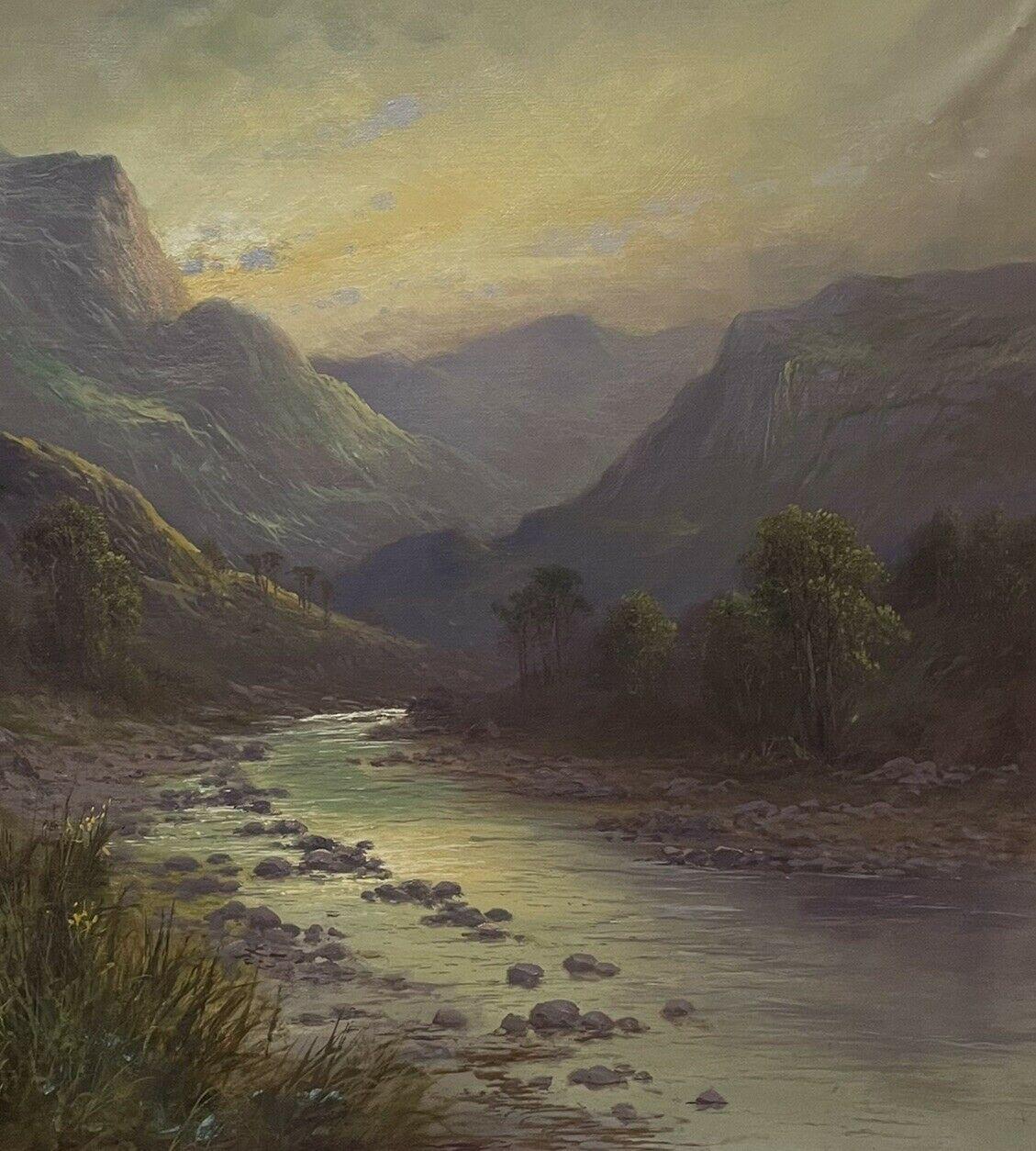 Artista/ Escuela: Sidney Yates Johnson, británico circa 1900. 

Título: El final del día, bello paisaje victoriano de las Tierras Altas escocesas al atardecer, con ovejas a lo largo de un camino en el valle de un río. 

Técnica: Óleo sobre lienzo