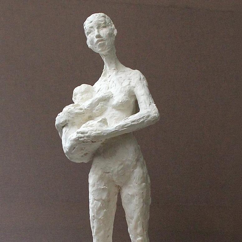 Petite maman - Marron Nude Sculpture par Sidonie Laurens