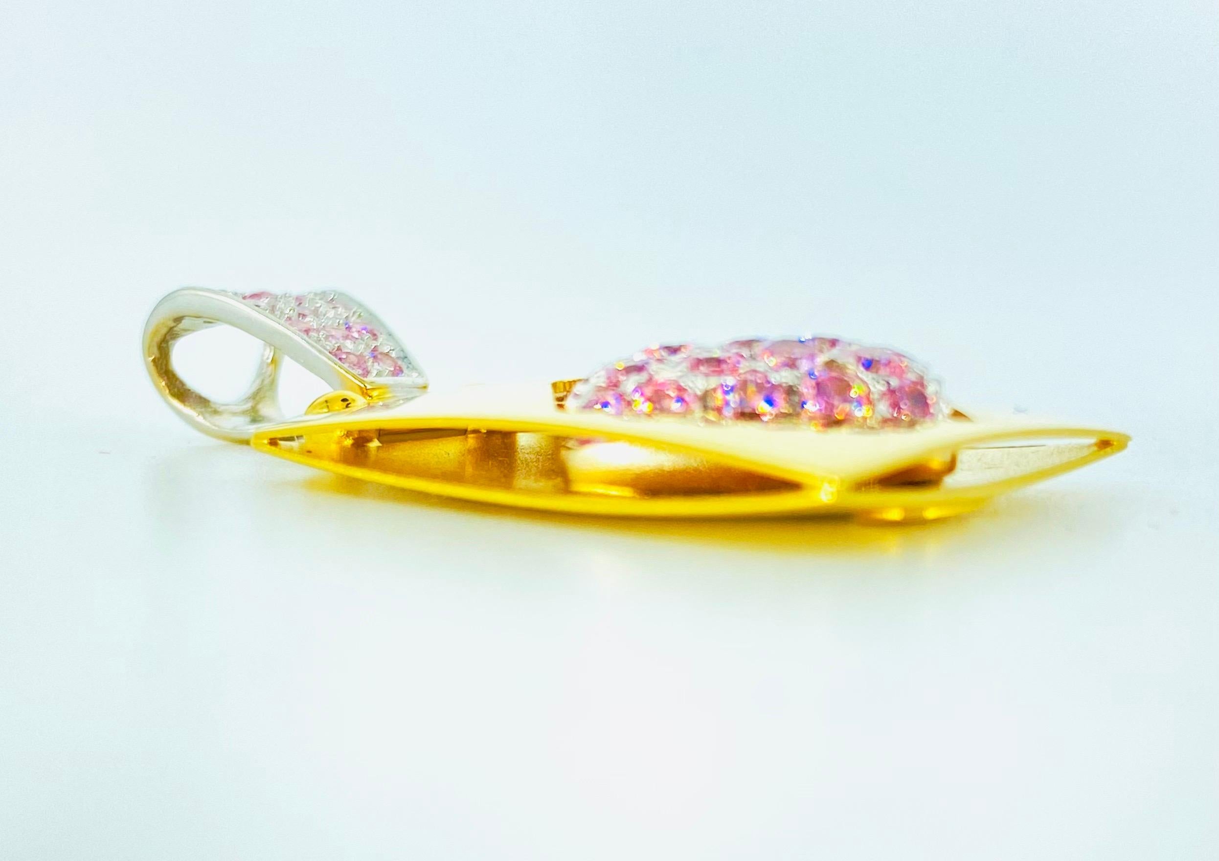Ciondolo in oro 18k con disegno astratto 3D di Sidra
Firmato dal designer SIDRA
prodotto in Italia
Misure 21mm X 41mm 
Pesa 12,1 grammi in oro 18k con cauzione in oro bianco.