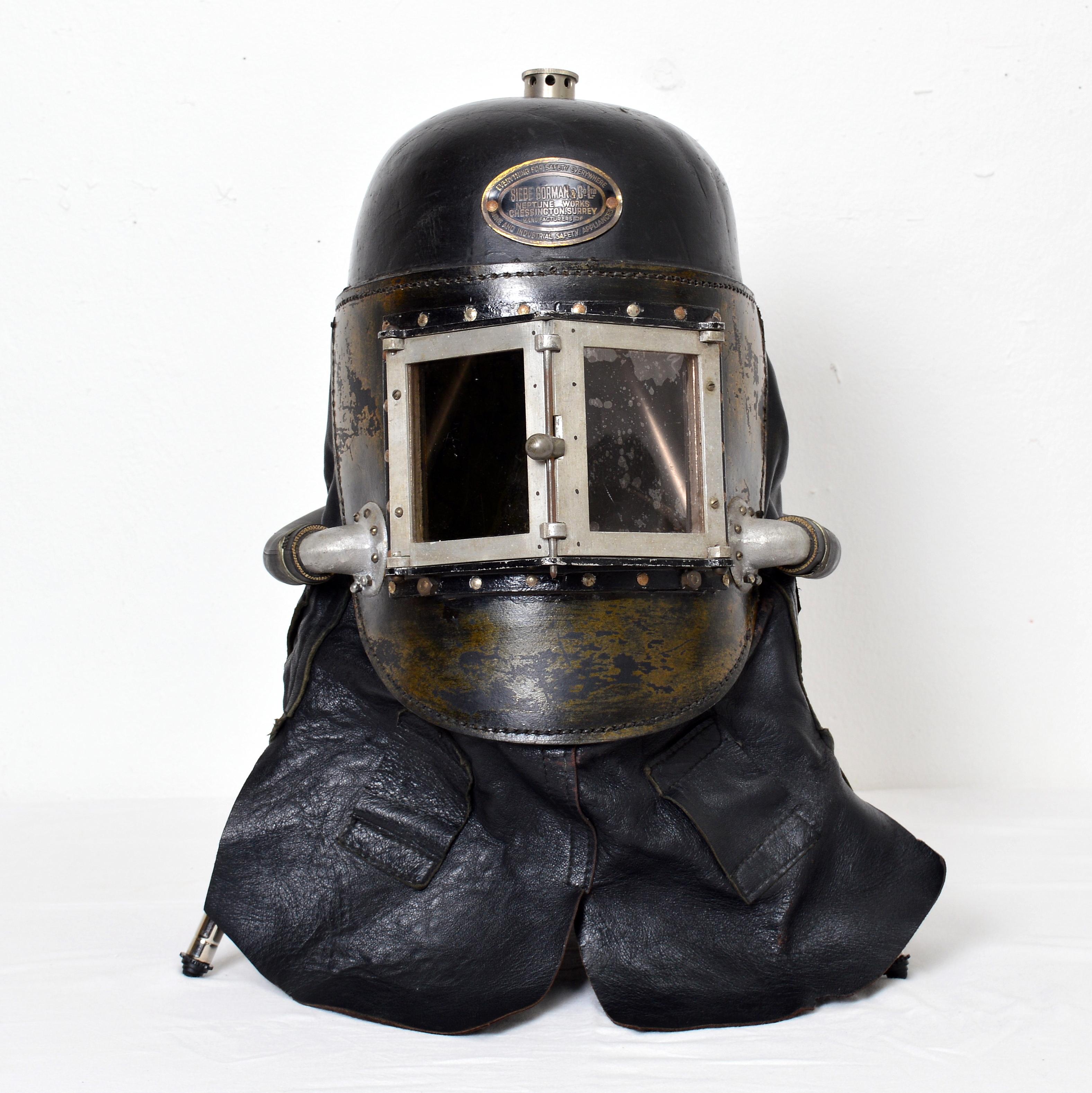 Il s'agit d'un des premiers modèles de Siebe Gorman & Co. Ltd. masque de fumée. Ces casques intégraux sont très rares et se trouvent principalement dans les collections des musées. Cet exemple  a l'air et donne l'impression de n'avoir jamais été