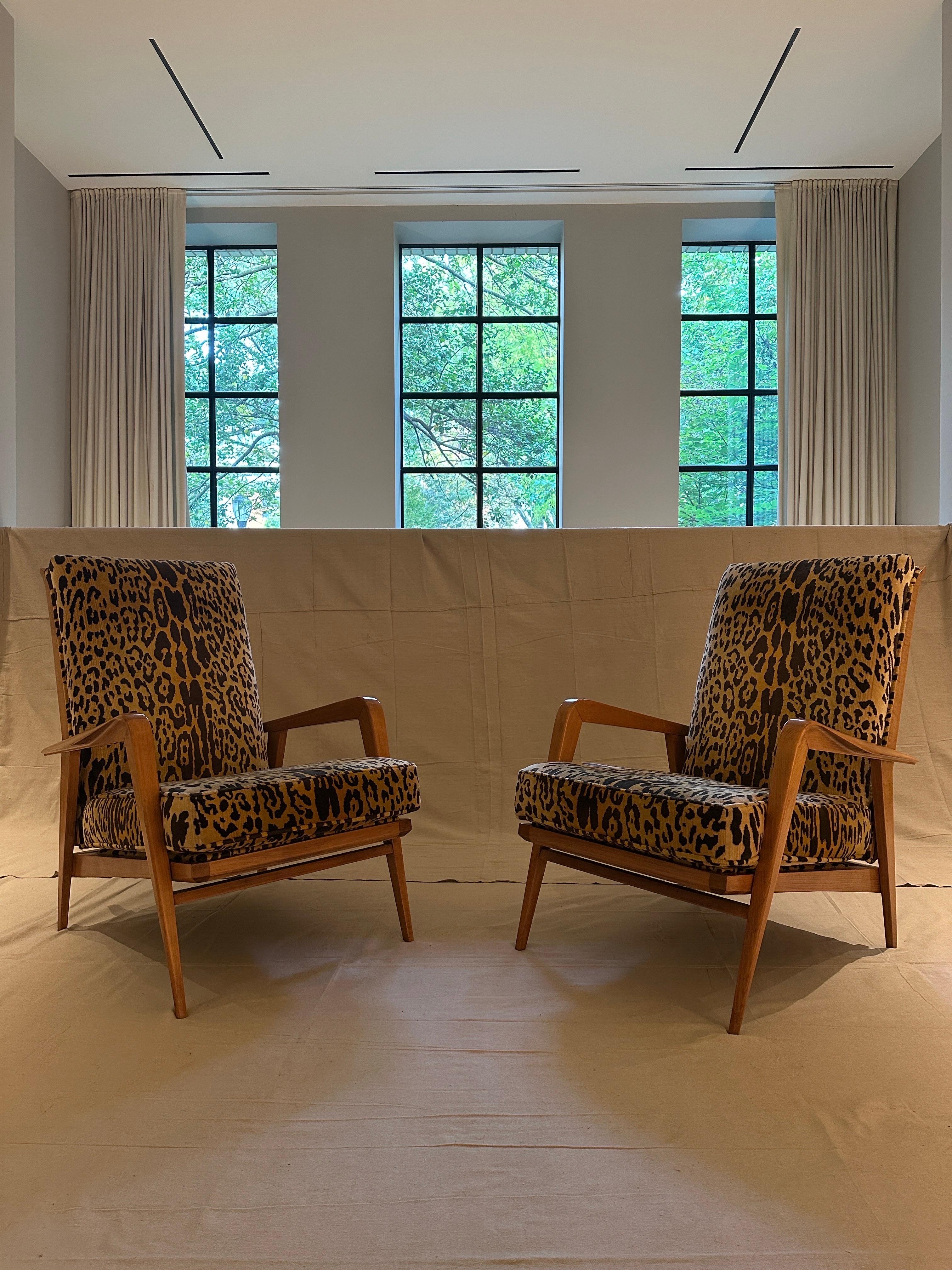 Increíble pareja de sillas Steiner Seige. Tapizado en terciopelo Scalamandre. La otomana también está incluida. Pátina perfecta en la madera 