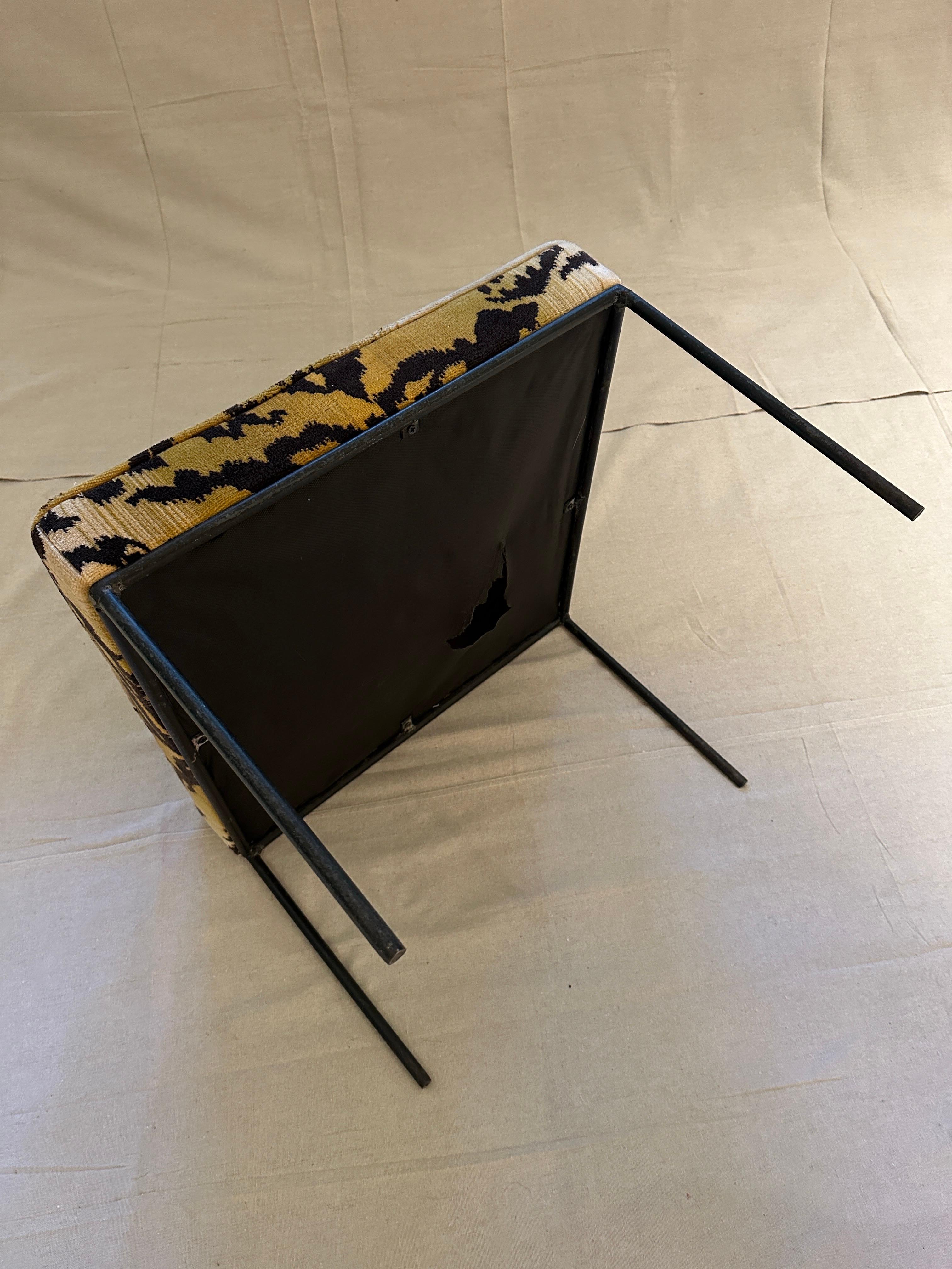 Pareja de sillas Siege Steiner tapizadas en tela de terciopelo Scalamandre, Francia Años 50 en Bueno estado para la venta en New York, NY