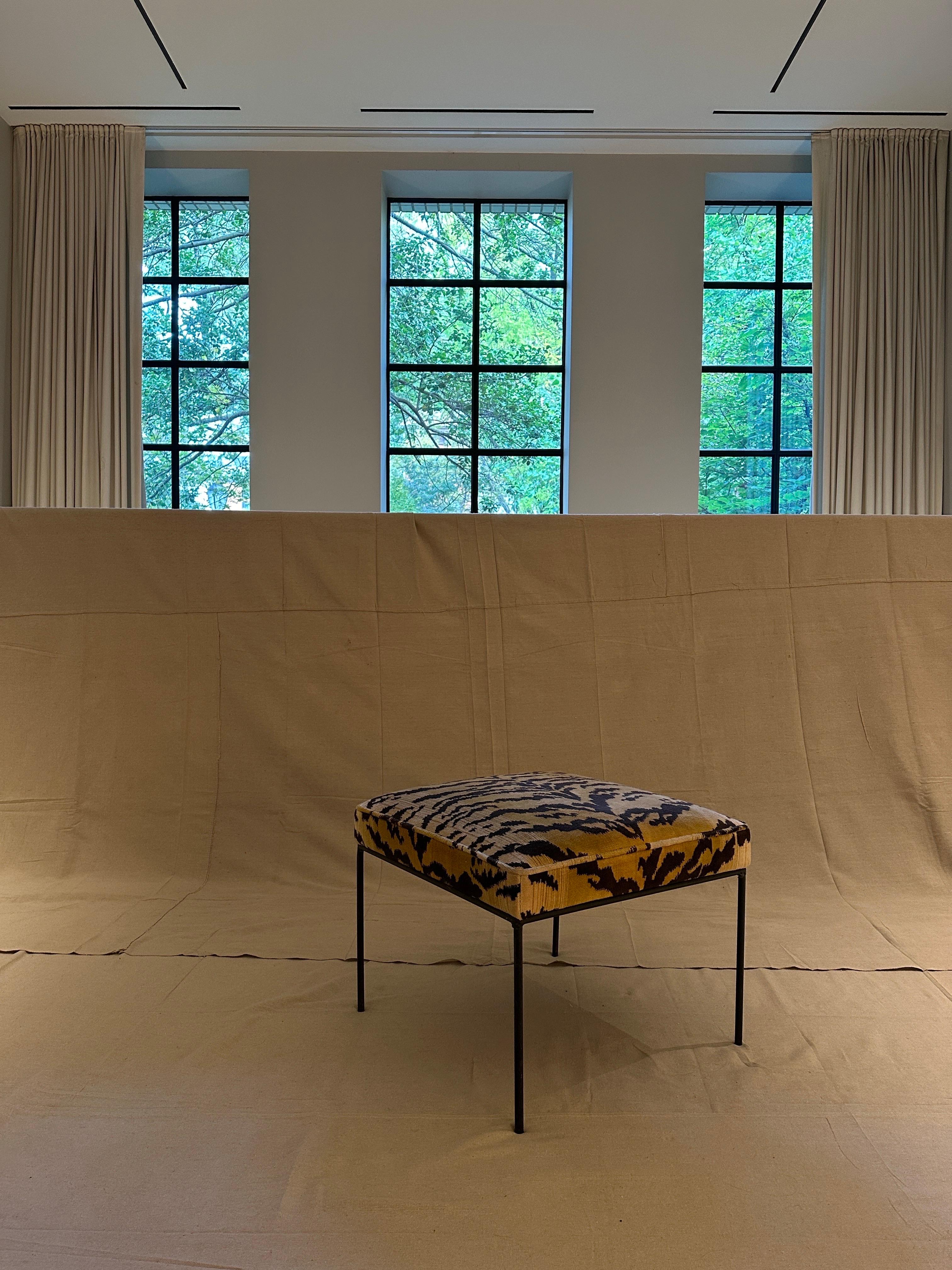 Pareja de sillas Siege Steiner tapizadas en tela de terciopelo Scalamandre, Francia Años 50 Haya en venta