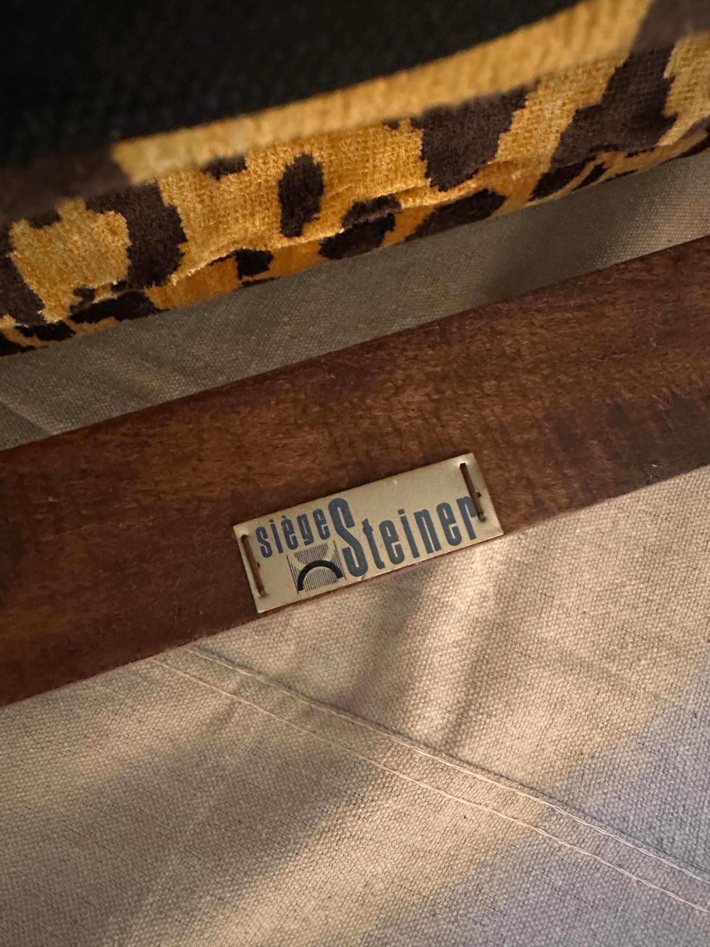 Pareja de sillas Siege Steiner tapizadas en tela de terciopelo Scalamandre, Francia Años 50 en venta 2