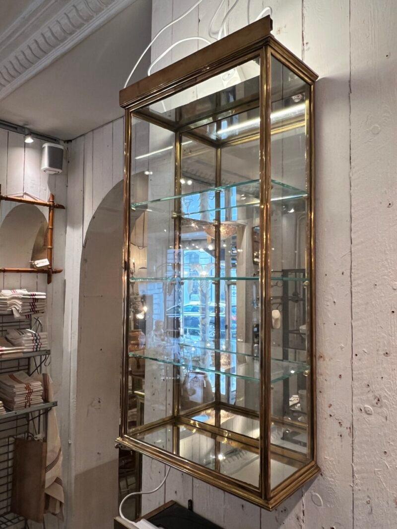 Siegel Paris Wandvitrine aus Messing, Frankreich 1930er Jahre (Französisch) im Angebot