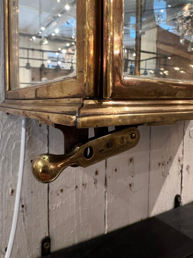 Siegel Paris Wandvitrine aus Messing, Frankreich 1930er Jahre im Zustand „Gut“ im Angebot in Copenhagen K, DK