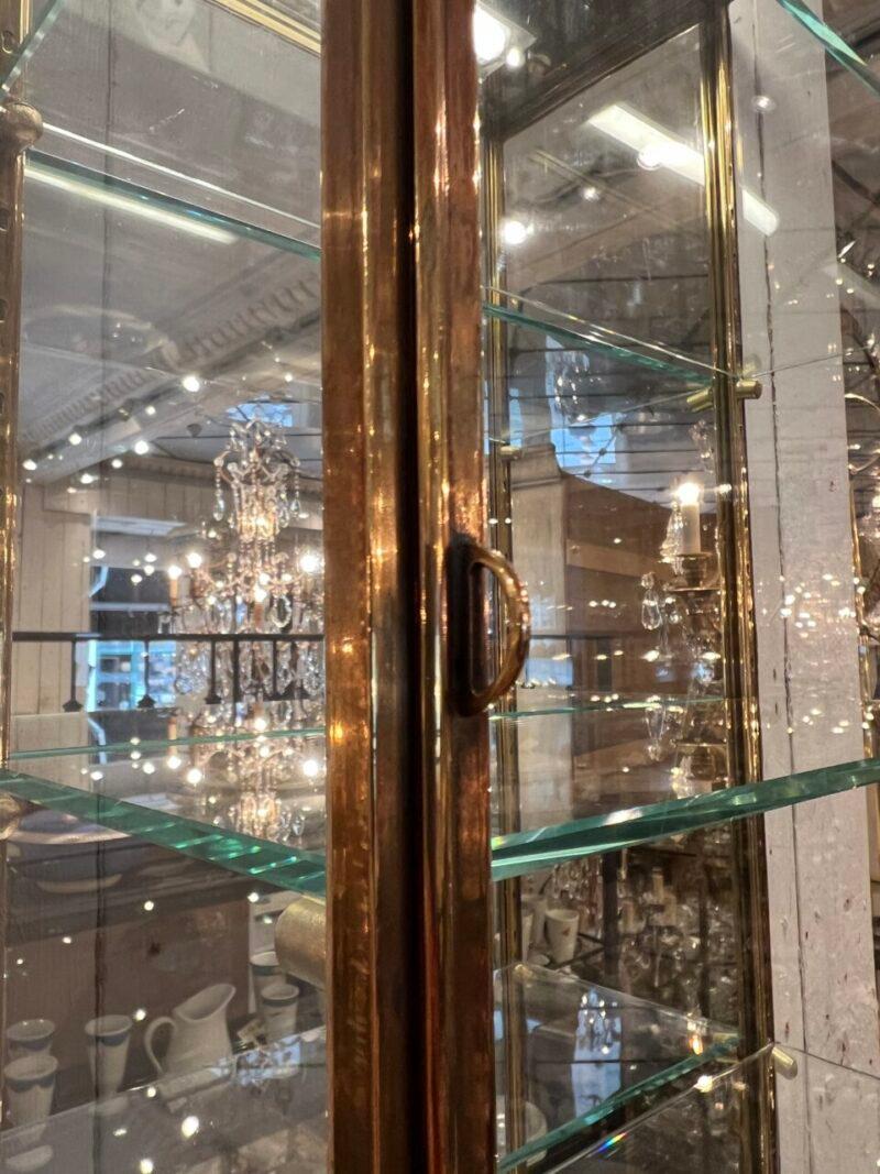Siegel Paris Wandvitrine aus Messing, Frankreich 1930er Jahre (20. Jahrhundert) im Angebot