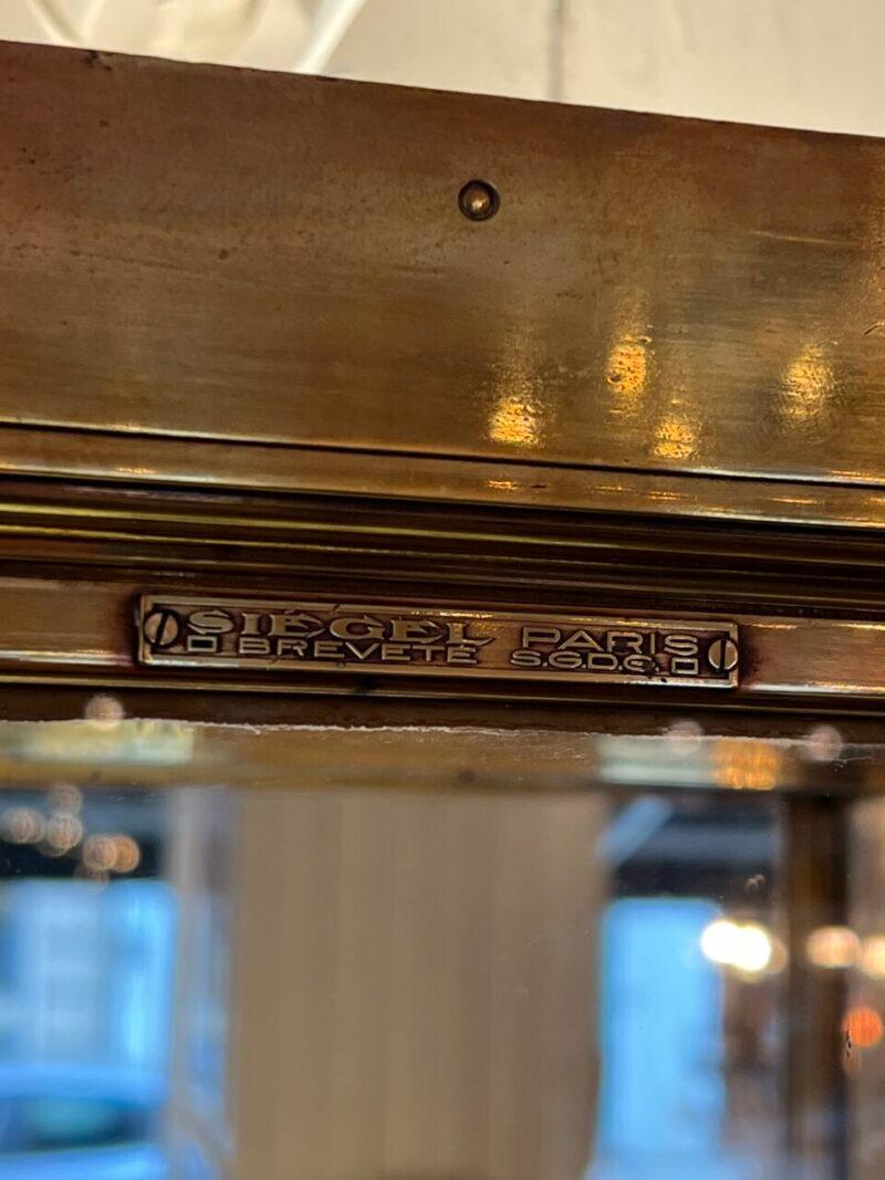 Siegel Paris Wandvitrine aus Messing, Frankreich 1930er Jahre im Angebot 1