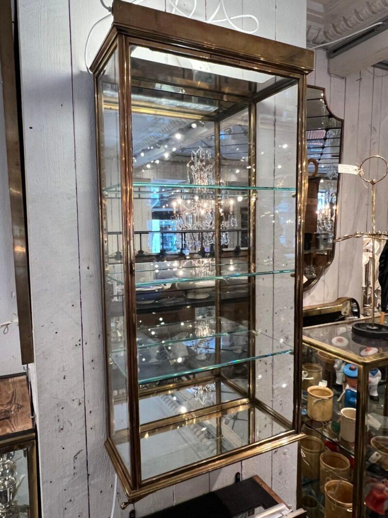 Siegel Paris Wandvitrine aus Messing, Frankreich 1930er Jahre im Angebot 2