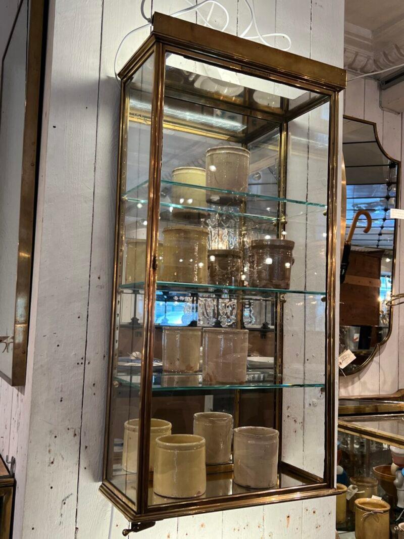 Siegel Paris Wandvitrine aus Messing, Frankreich 1930er Jahre im Angebot 3