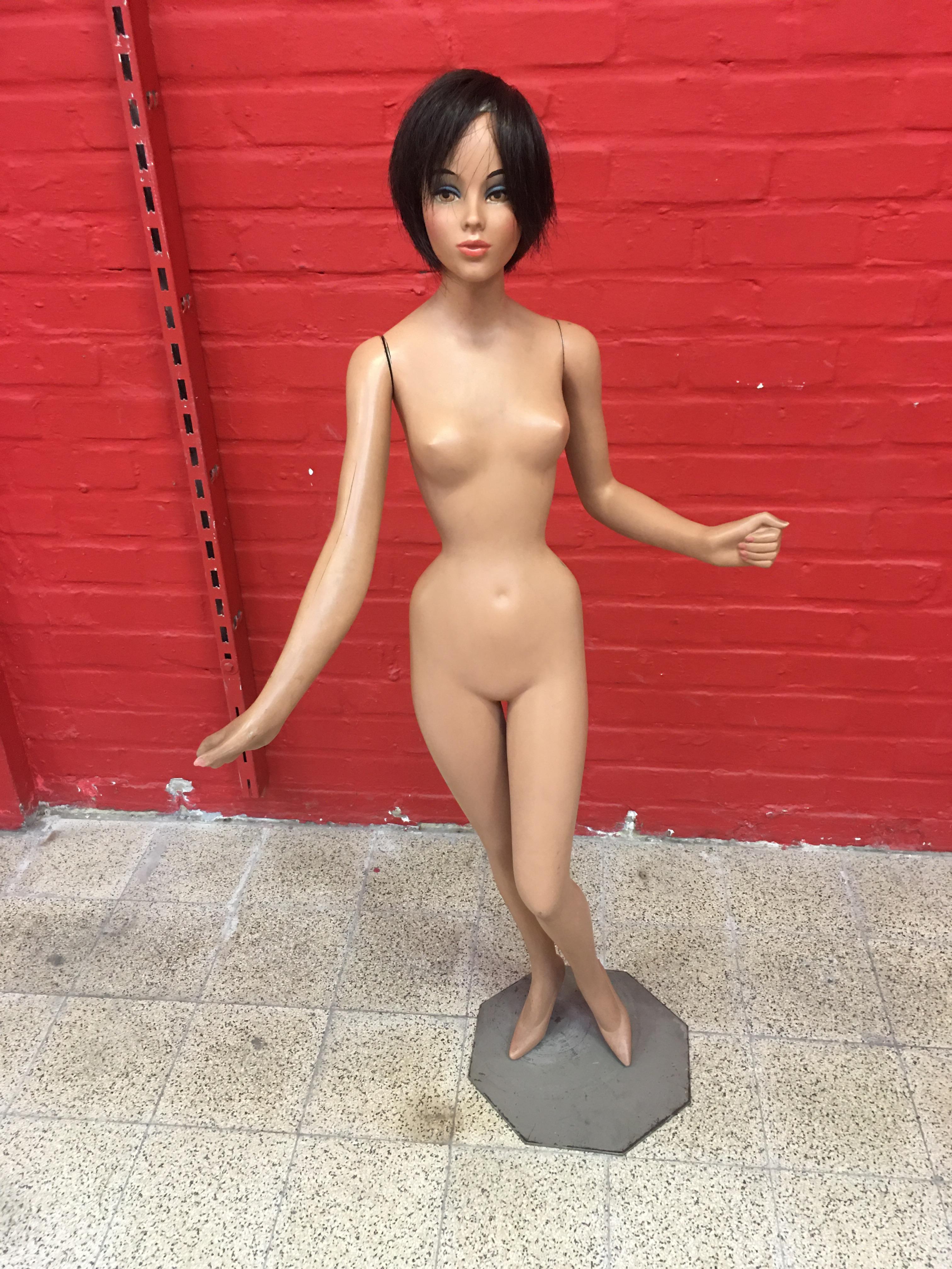 Siegel Paris, Small Mannequin in Composite Material on Metal Base, 1950-1960 In Good Condition For Sale In Saint-Ouen, FR