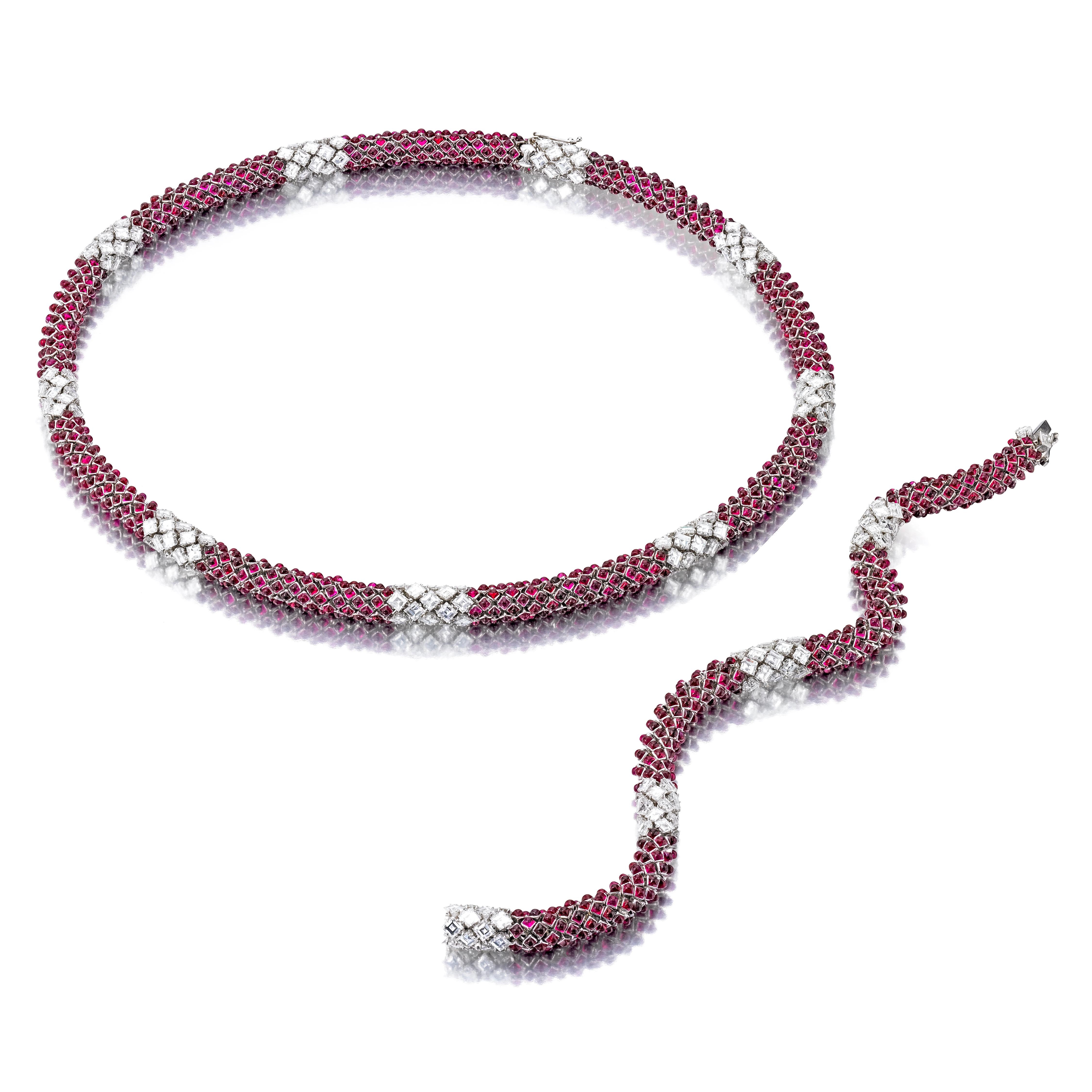 Halskette und Armband mit flexiblem, zylindrischem Design, abwechselnd mit Rubinen und Diamanten in Zackenfassung; in Platin gefasst

Halskette
• Quadratische Diamanten mit einem Gesamtgewicht von 20,70 Karat
• Quadratische Rubine mit einem
